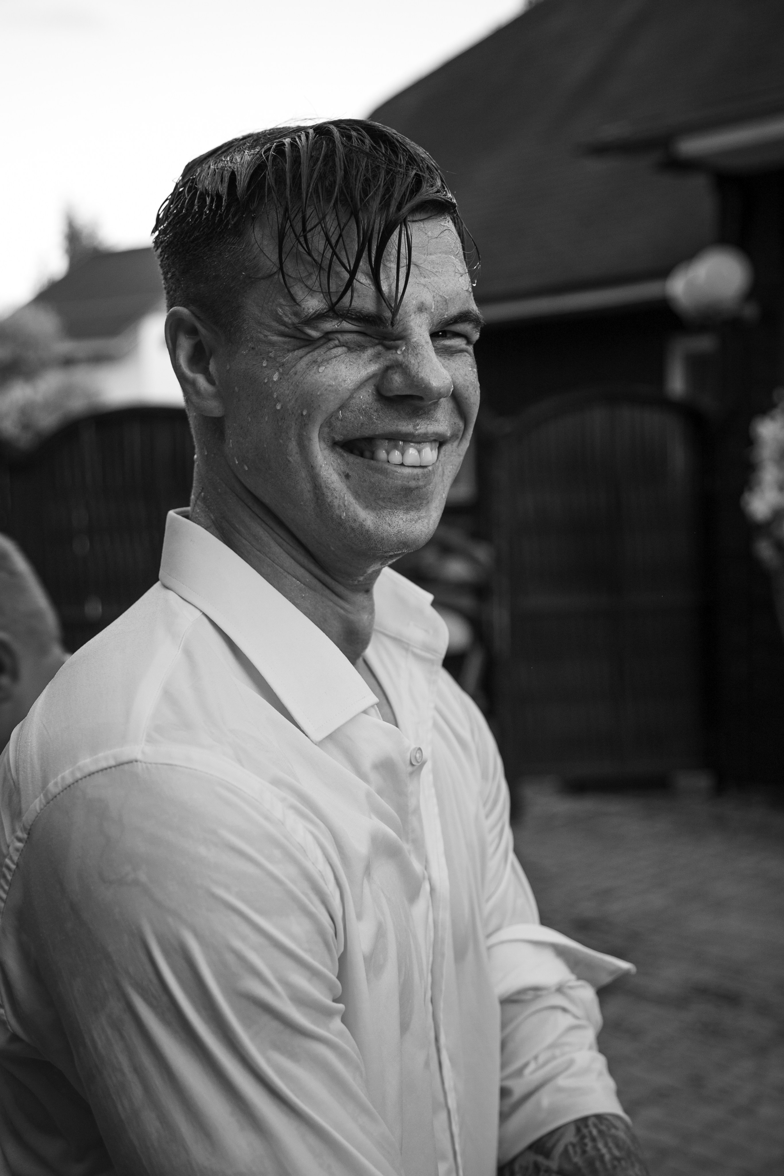 После бассейна. Свадебный снимок 