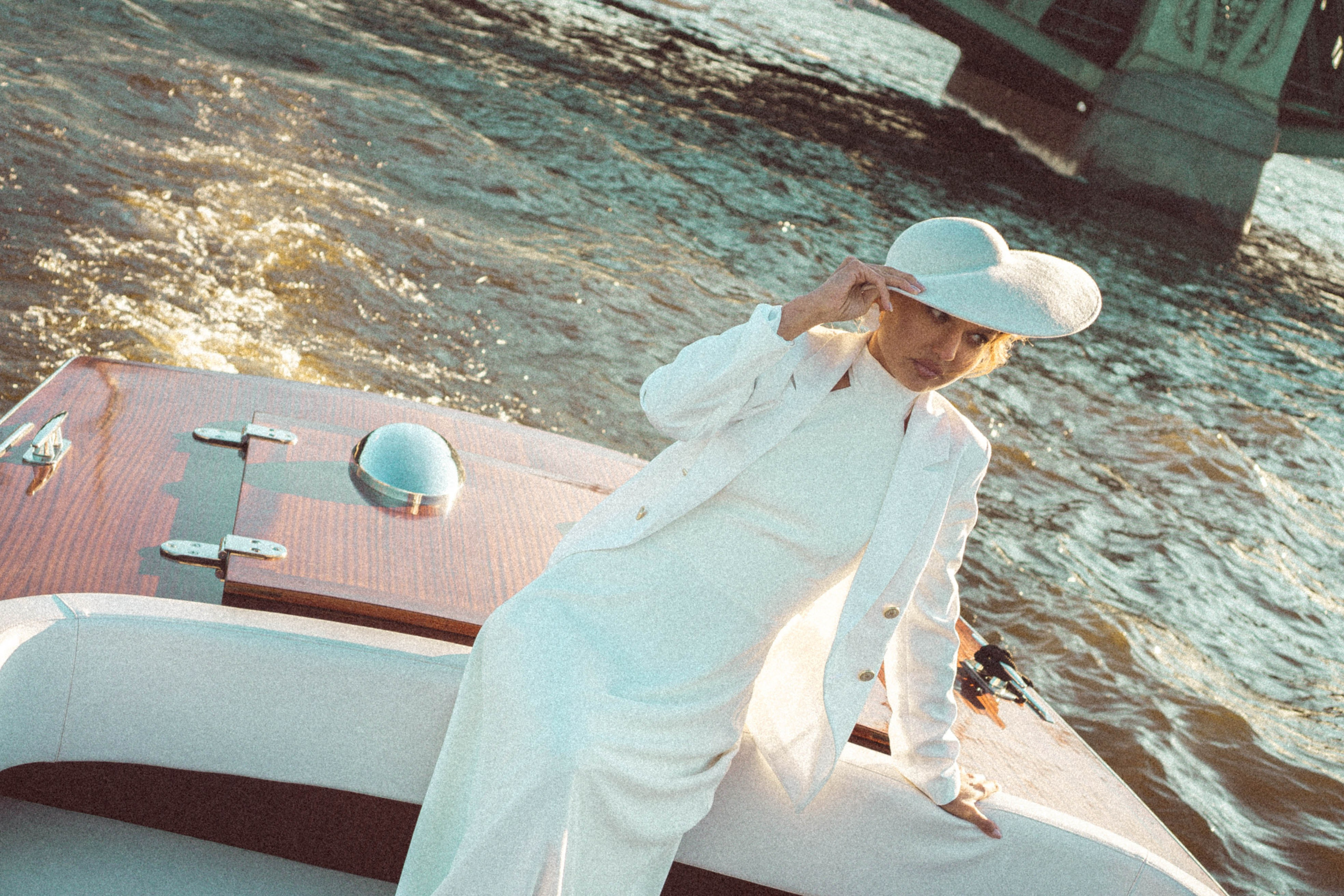 СВАДЕНБНАЯ СЬЕМКА НА КАТЕРЕ ПО КАНАЛАМ САНКТ-ПЕТЕРБУРГА И В АКВАТОРИИ НЕВЫ. Профессиональный фотограф, Санкт-Петербург — Виктория Богомолова