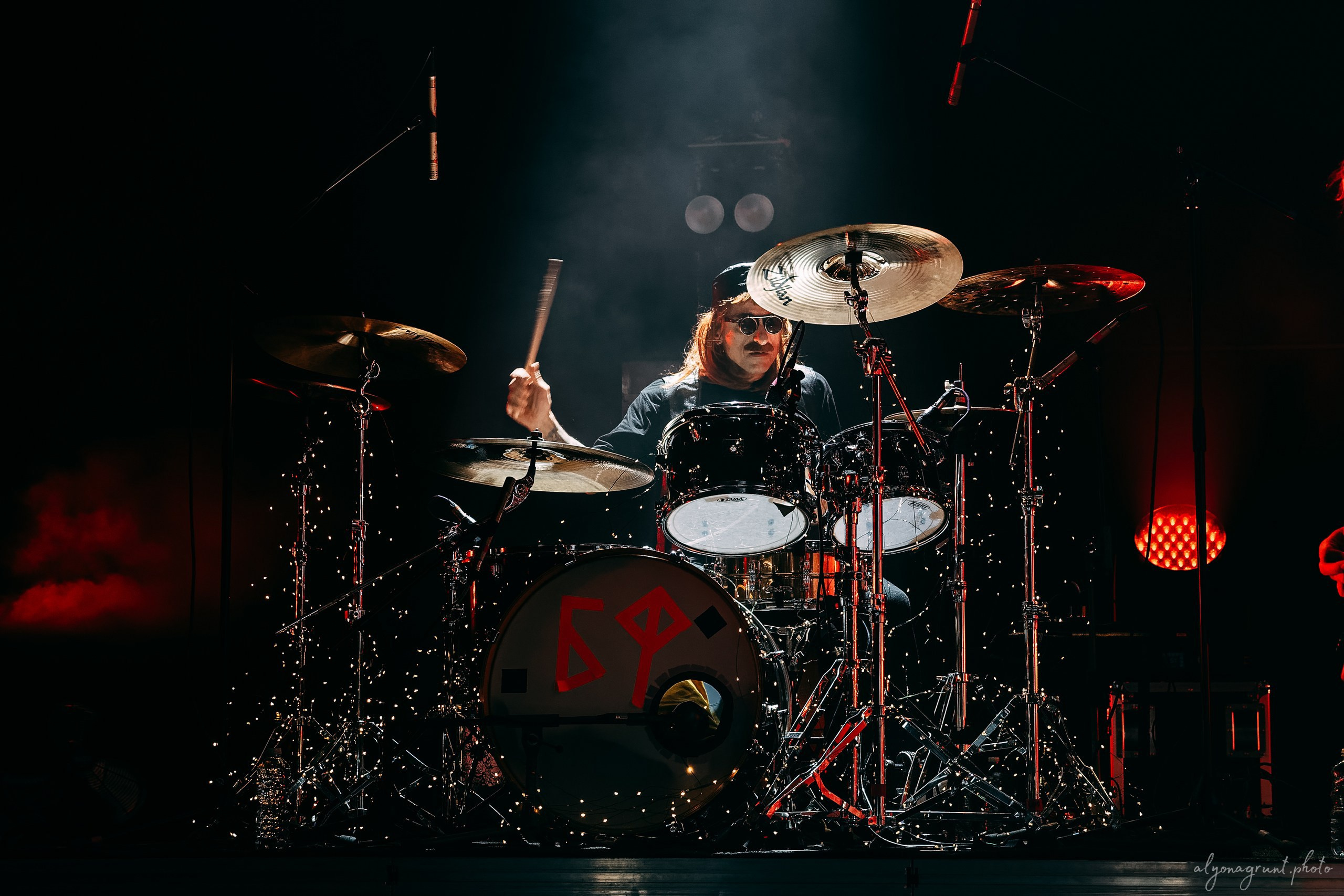 Багровый Фантомас, фоторепортаж, СПб, BASE, 14.12.2025. Алена Адрианова: фотограф в Санкт-Петербурге