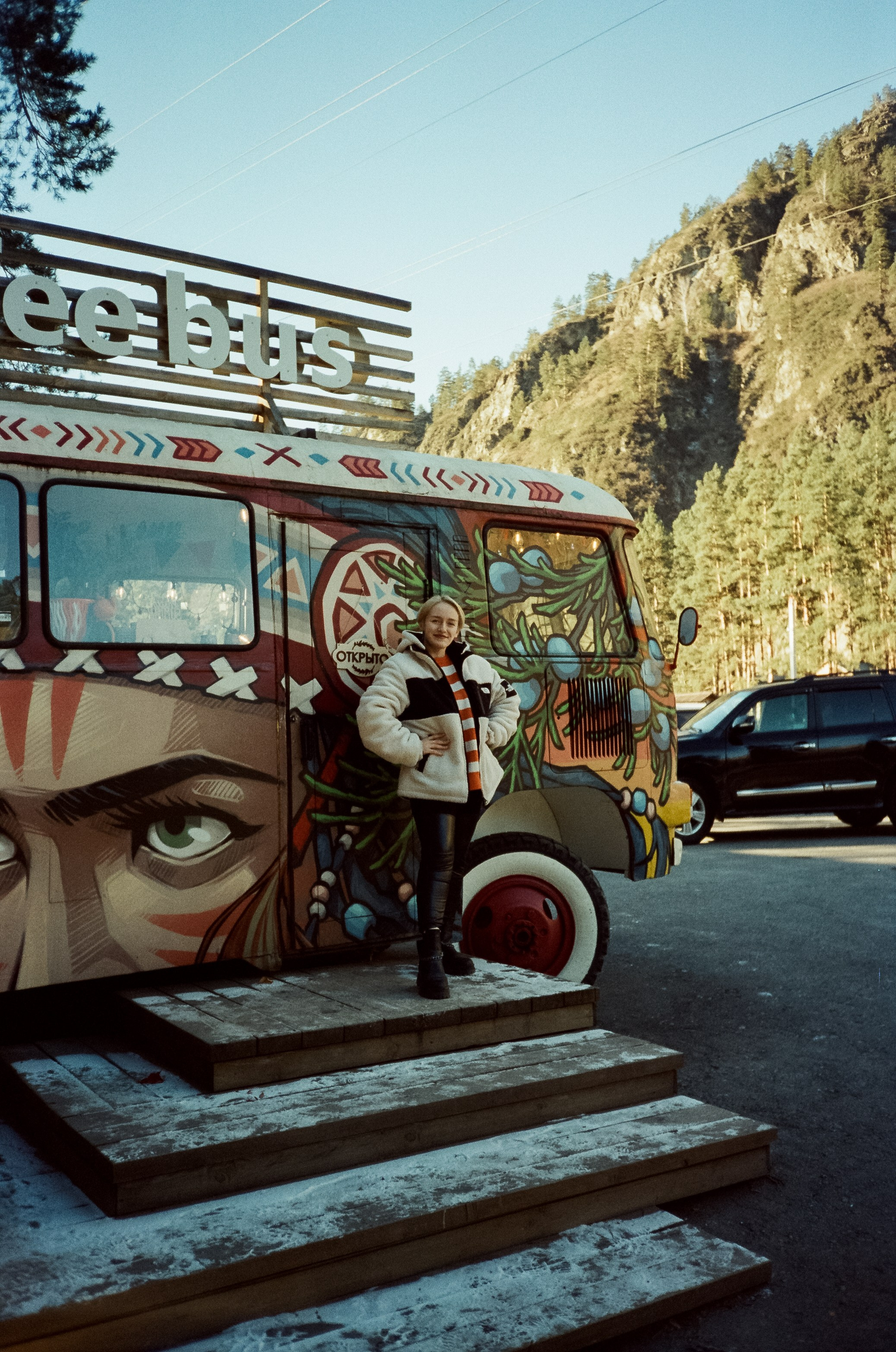 Кафе-автобус Coffee Bus в Чемале. Зимний Алтай. Фотограф-документалист Мария Осокина