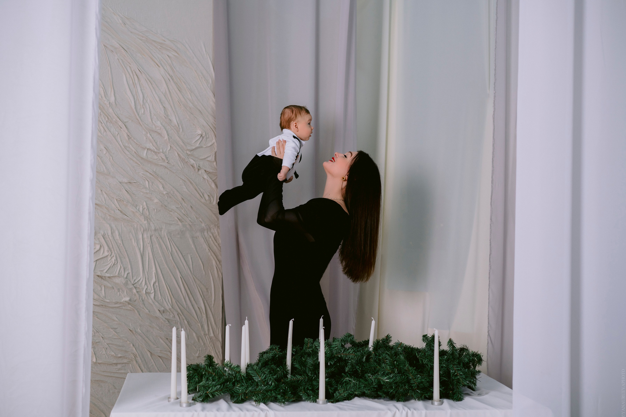 Мама держит малыша на руках