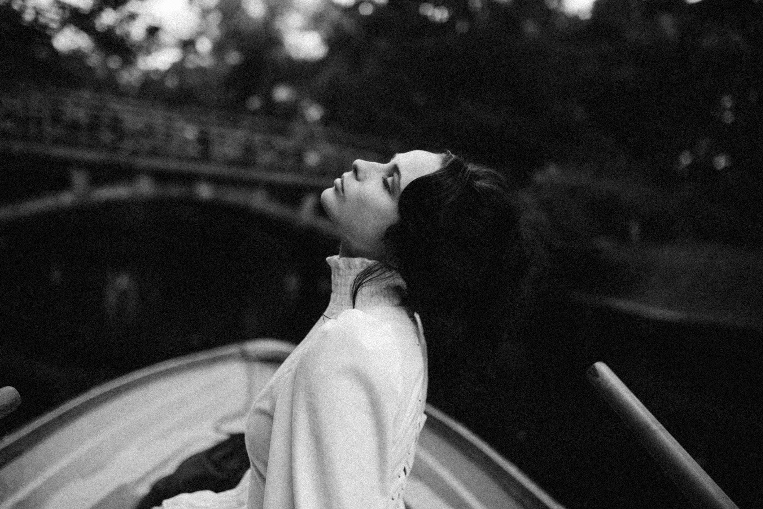 Черно-белый портрет девушки в лодке