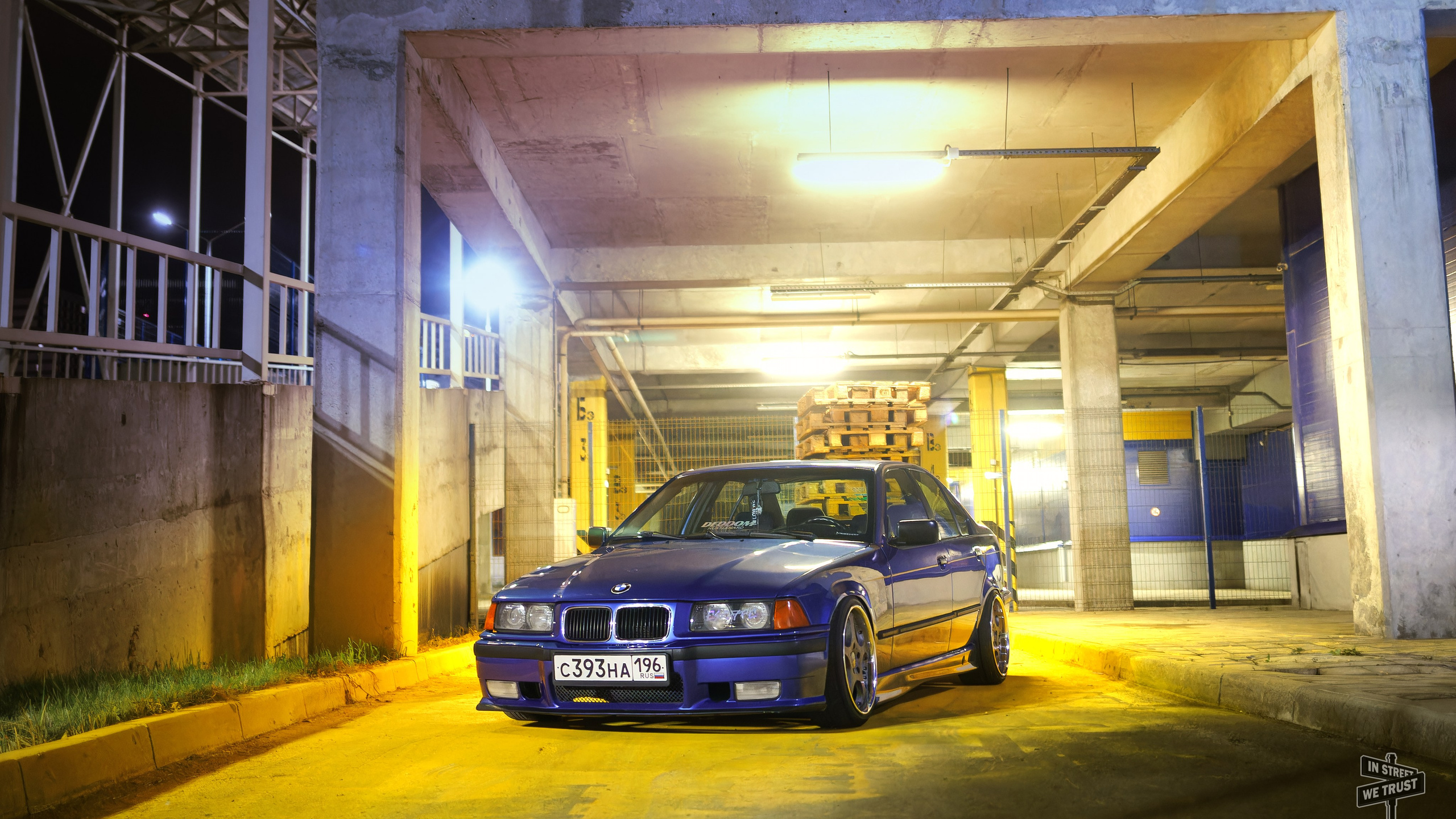BMW E36 под уличным фонарем. IN STREET WE TRUST
