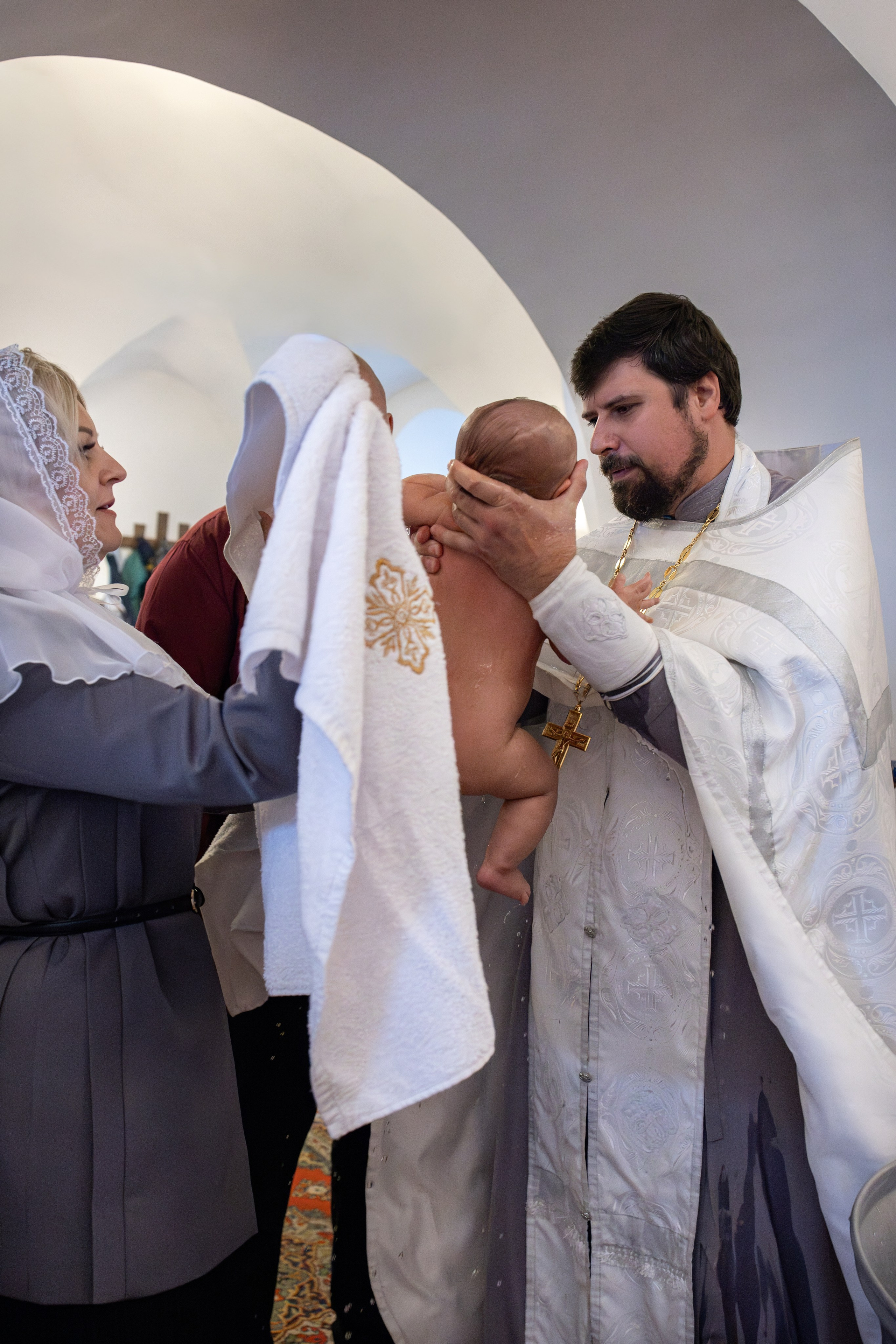 Таинство Крещения малыша в храме Воскресения Христова, с. Трубино (Калужская обл.). Надежда Стар семейный и церковный фотограф в Жукове и Калужской области