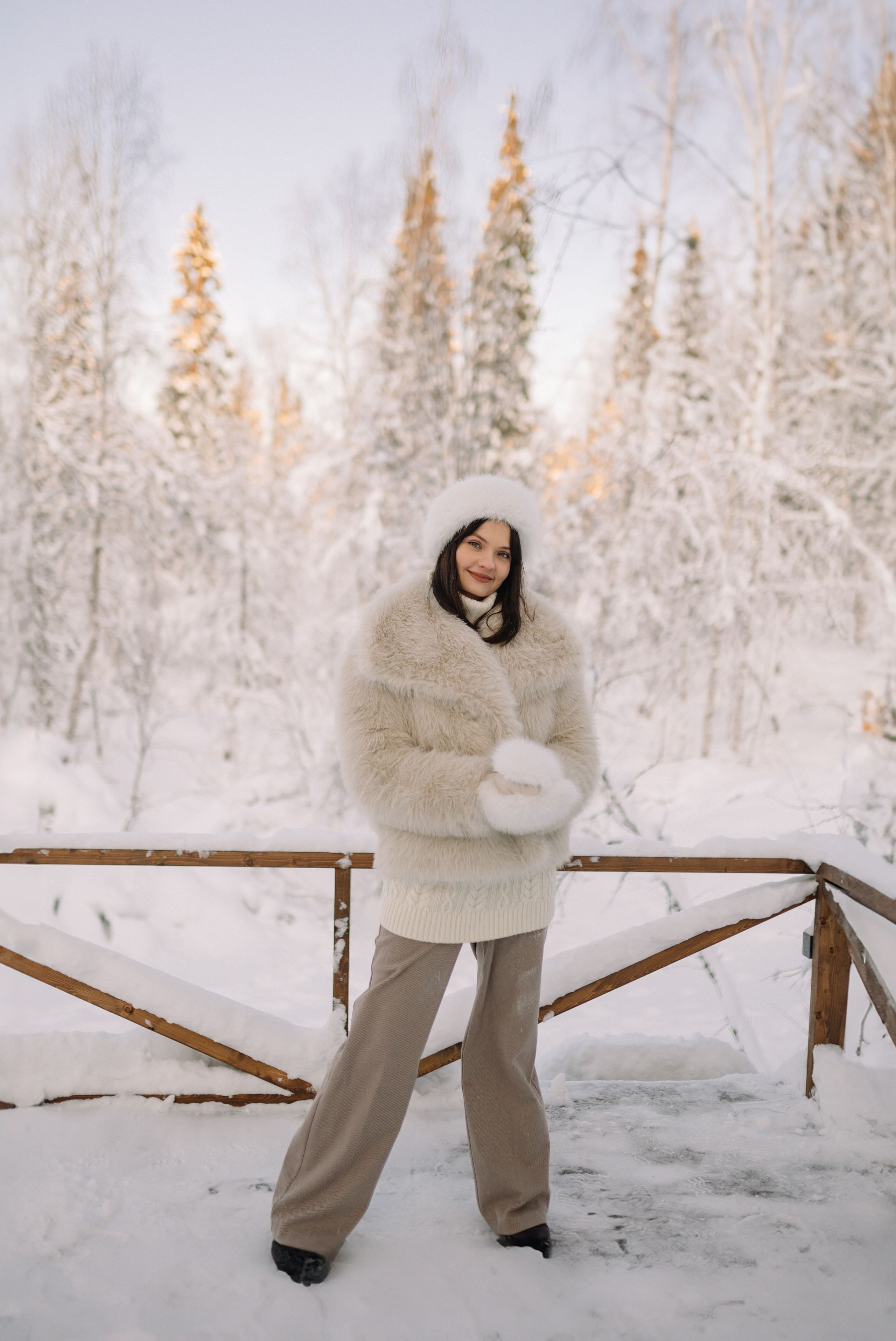 Единственным звуком становятся шаги девушки по хрустящему снегу турбазы Мурманска.  