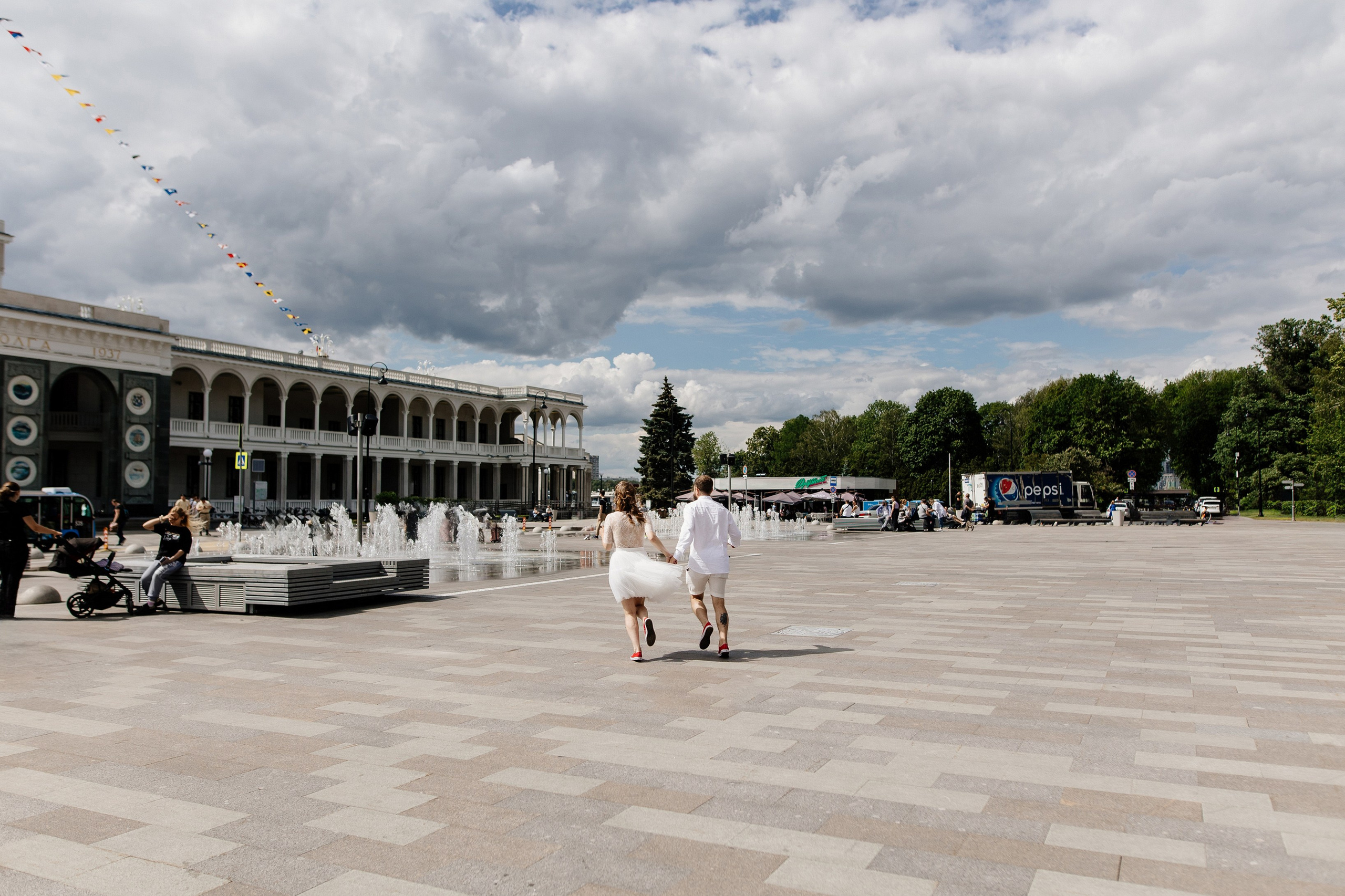 Свадьба на стадионе Спартак Лукойл Арена, свадьба на Северном речном вокзале, свадьба в метро, новые адреса счастья. Свадебный и семейный фотограф Екатерина Иванова