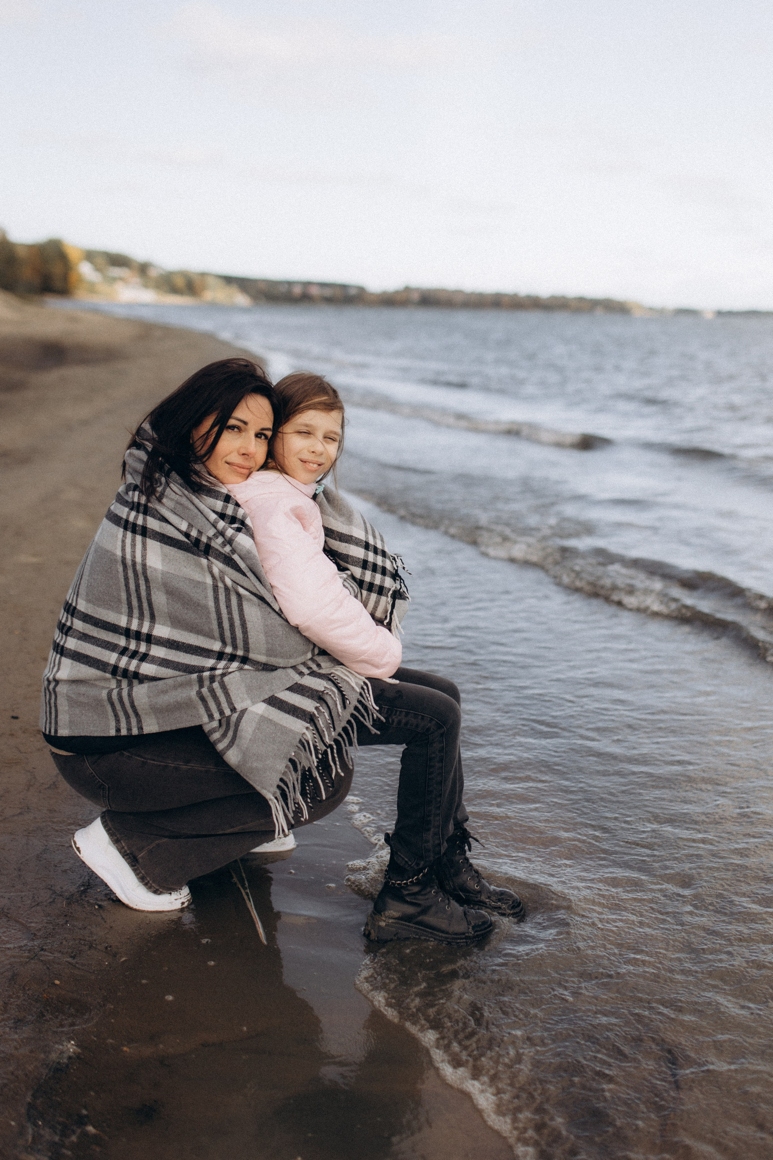 Аня с Ясей и Соней на Обском, осень. Семейный фотограф lifestyle в Новосибирске Елена Шпилевая