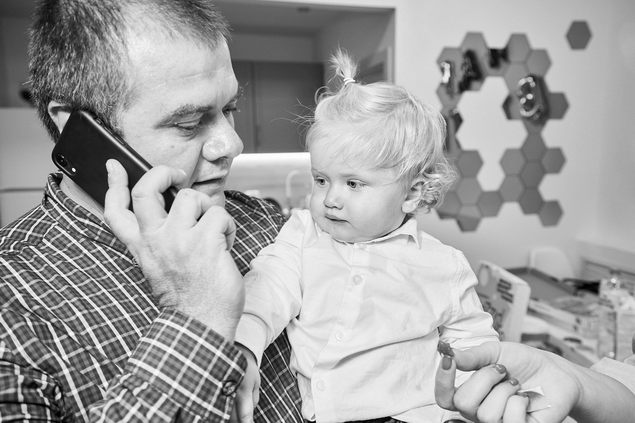 kogan.studio - ребенок смотрик как его папа разговаривает по телефону