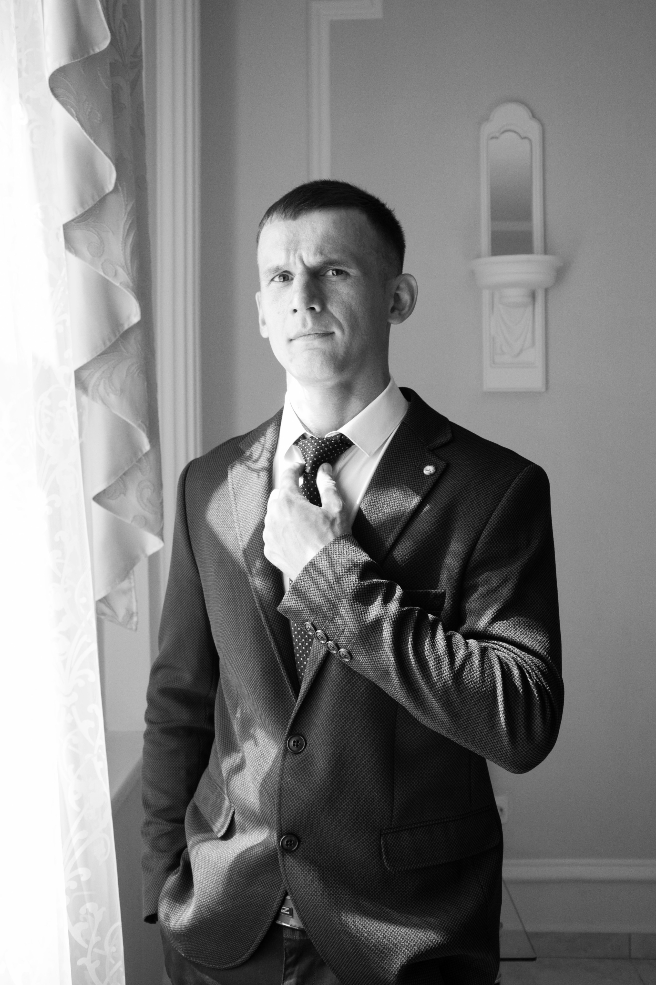 Свадебная фотосессия жениха в ЗАГСе в городе Северск и Томск