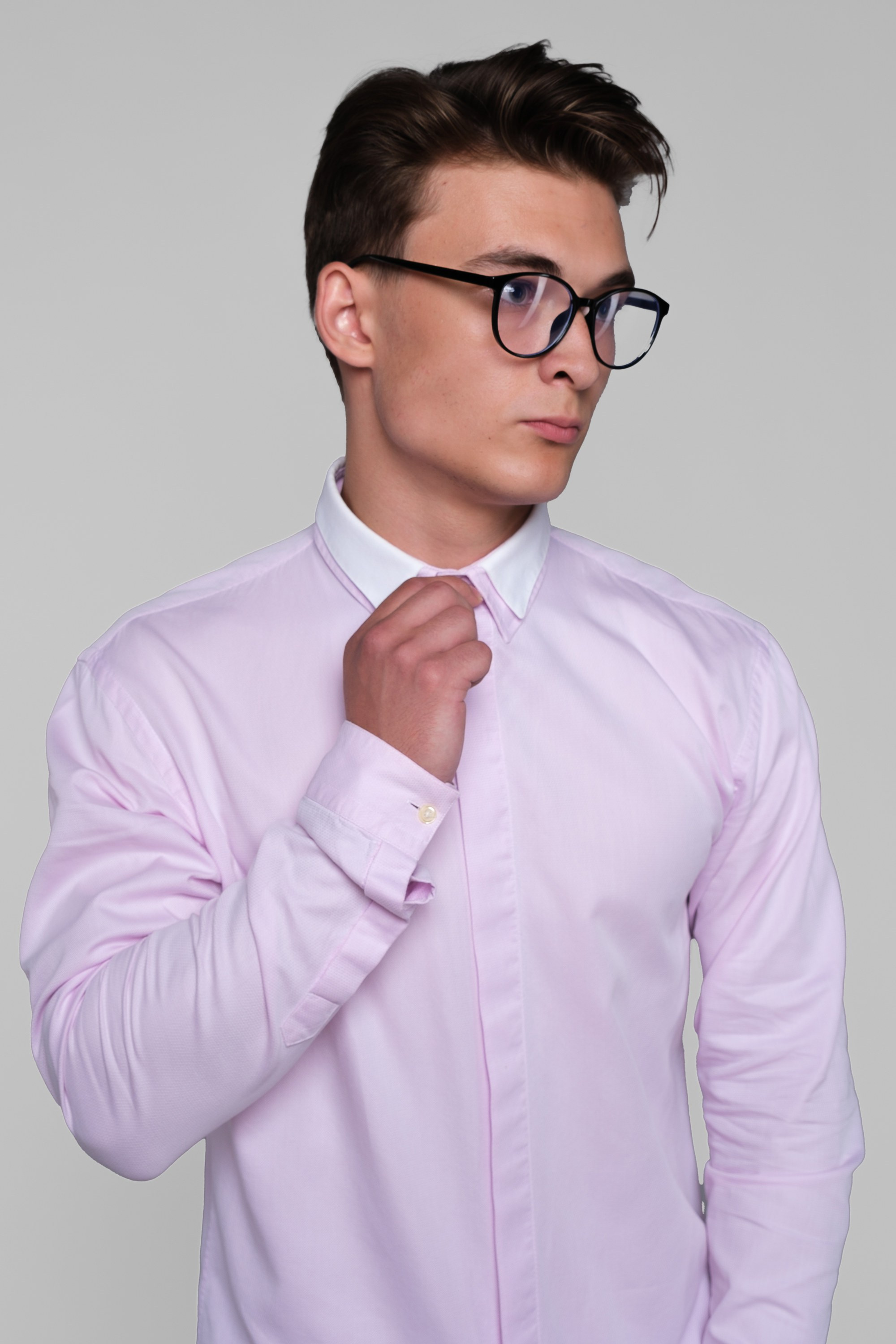 Молодой человек стоит в розовой рубашке в очках. Вид спереди. Фото для маркетплейсов