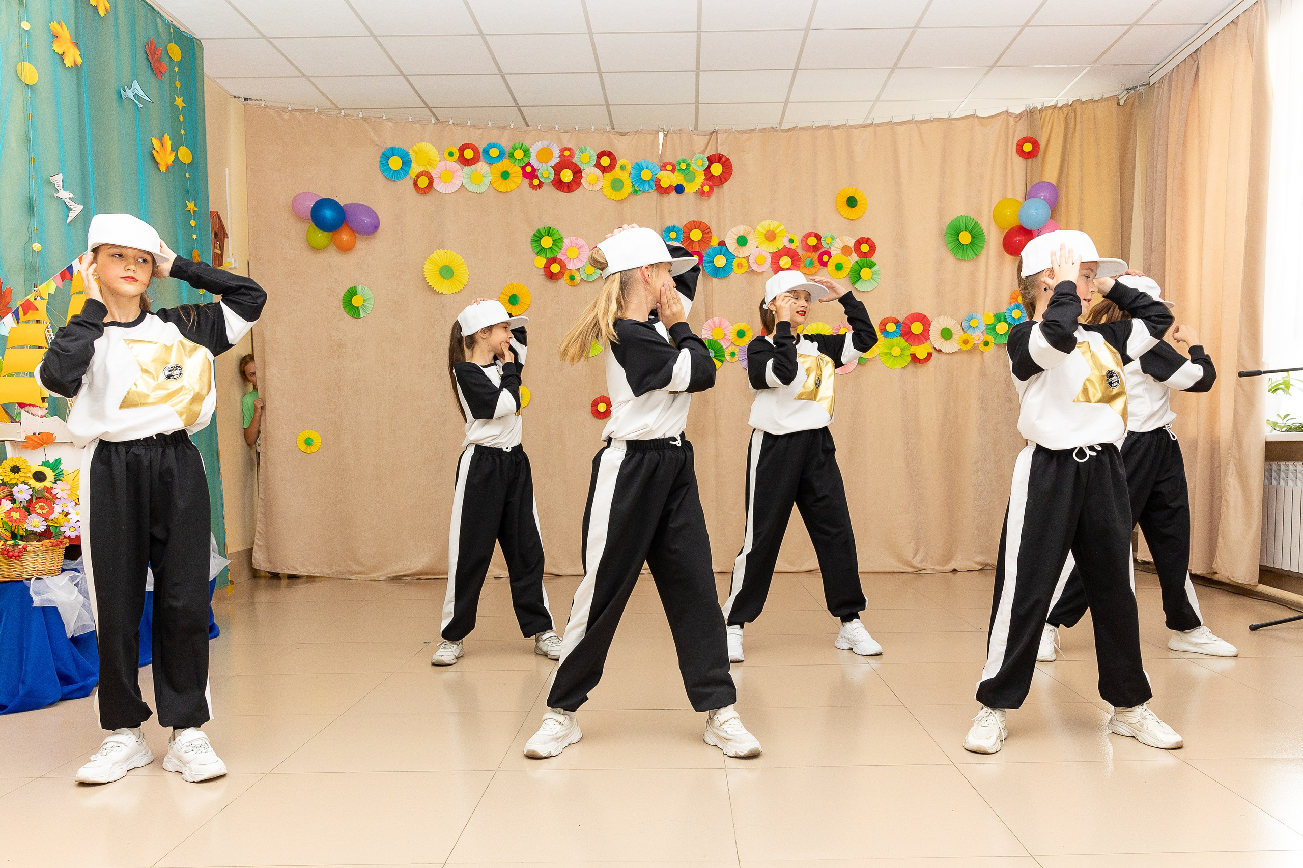 Выступление танцевального коллектива Браво. Выпускные альбомы во Владивостоке