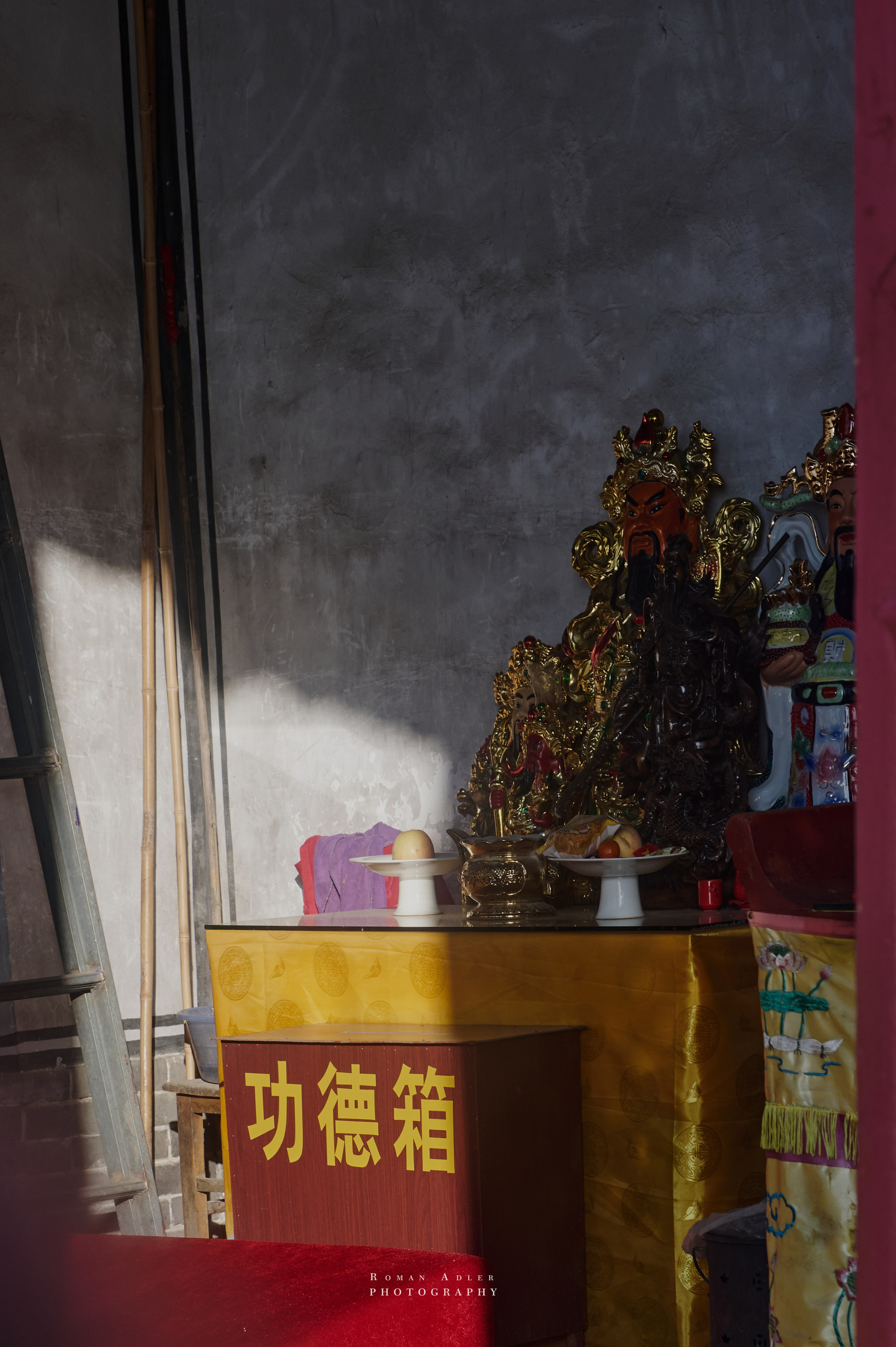 Рассвет на храмовой горе Юнмень. Цинчжоу. Фотограф Роман Адлер