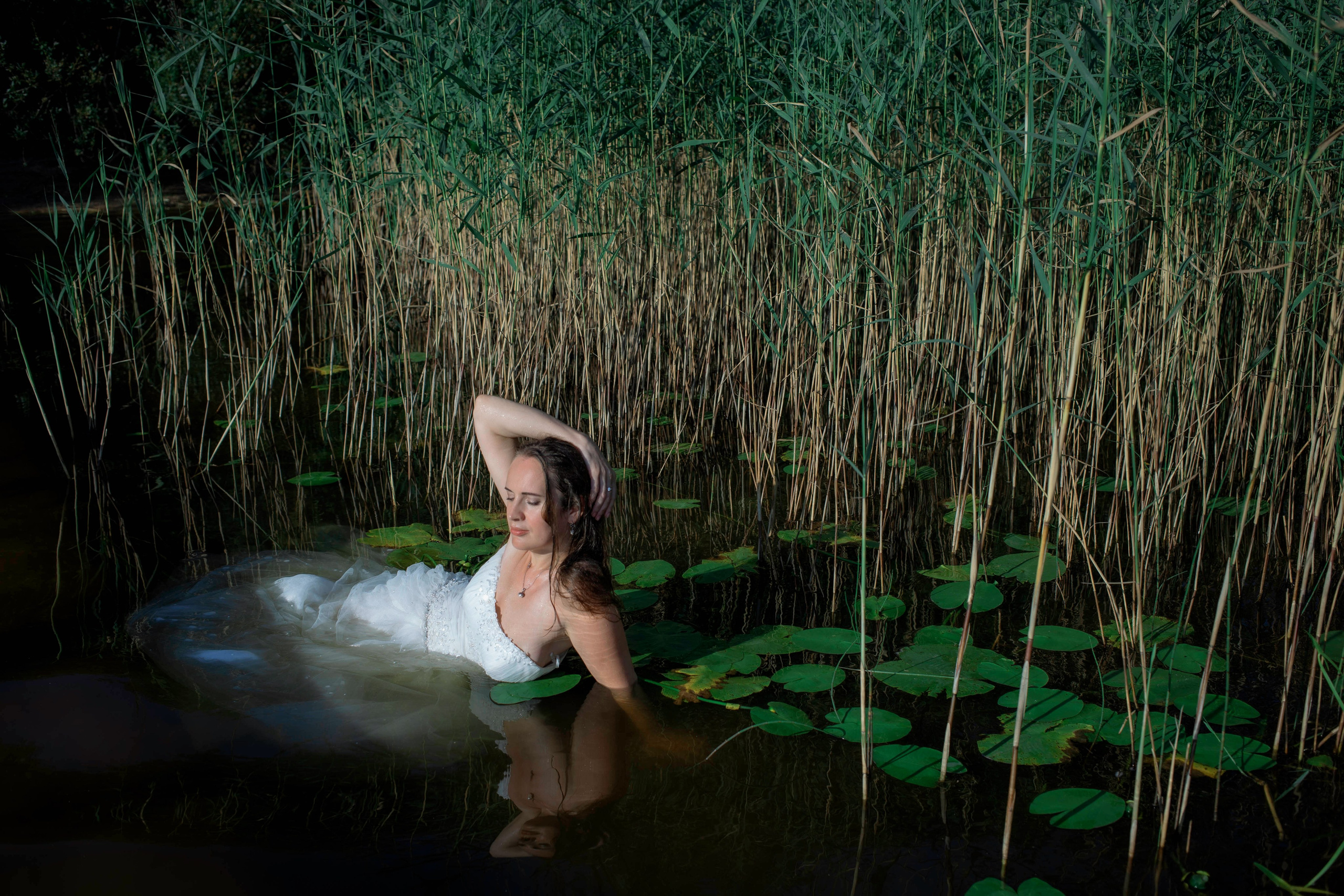 Вторая жизнь свадебного платья: фотосессия на озере под Санкт-Петербургом. Портретные фотосессии, контент-съемки, репортаж