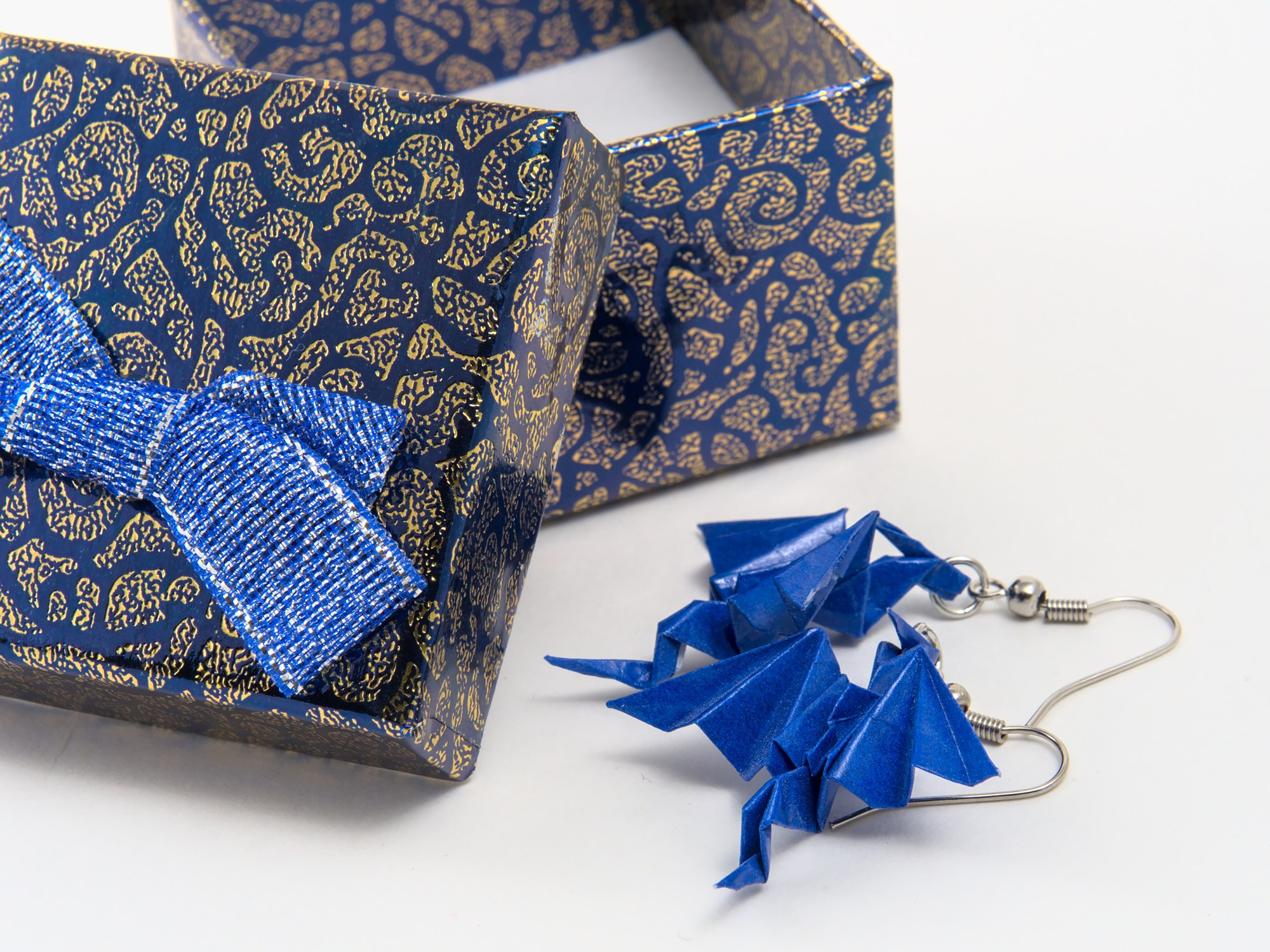 На светлом фоне. Предметный фотограф Мария Белка