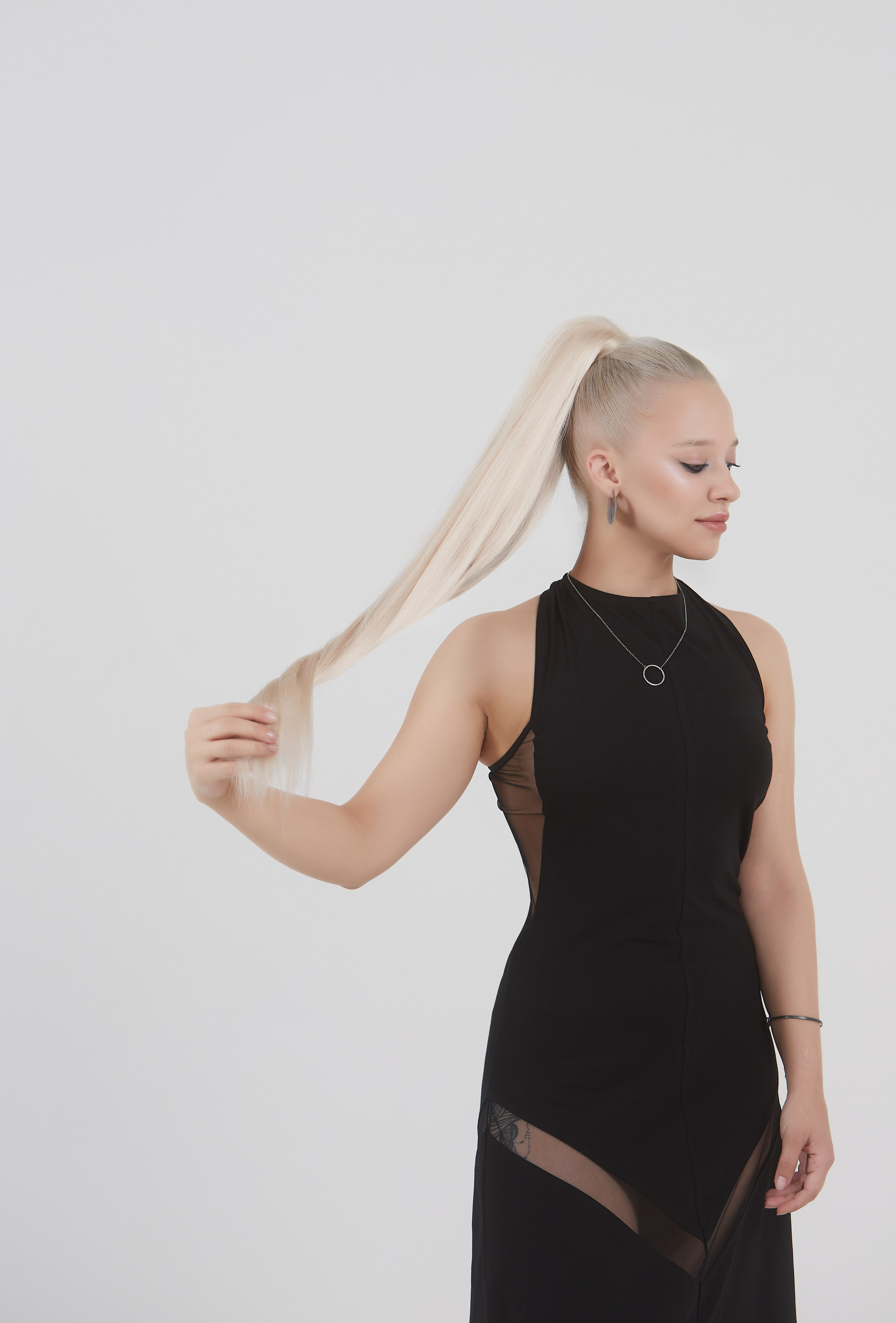 Каталожное фото Hairshop — длинный хвост блонд на модели.