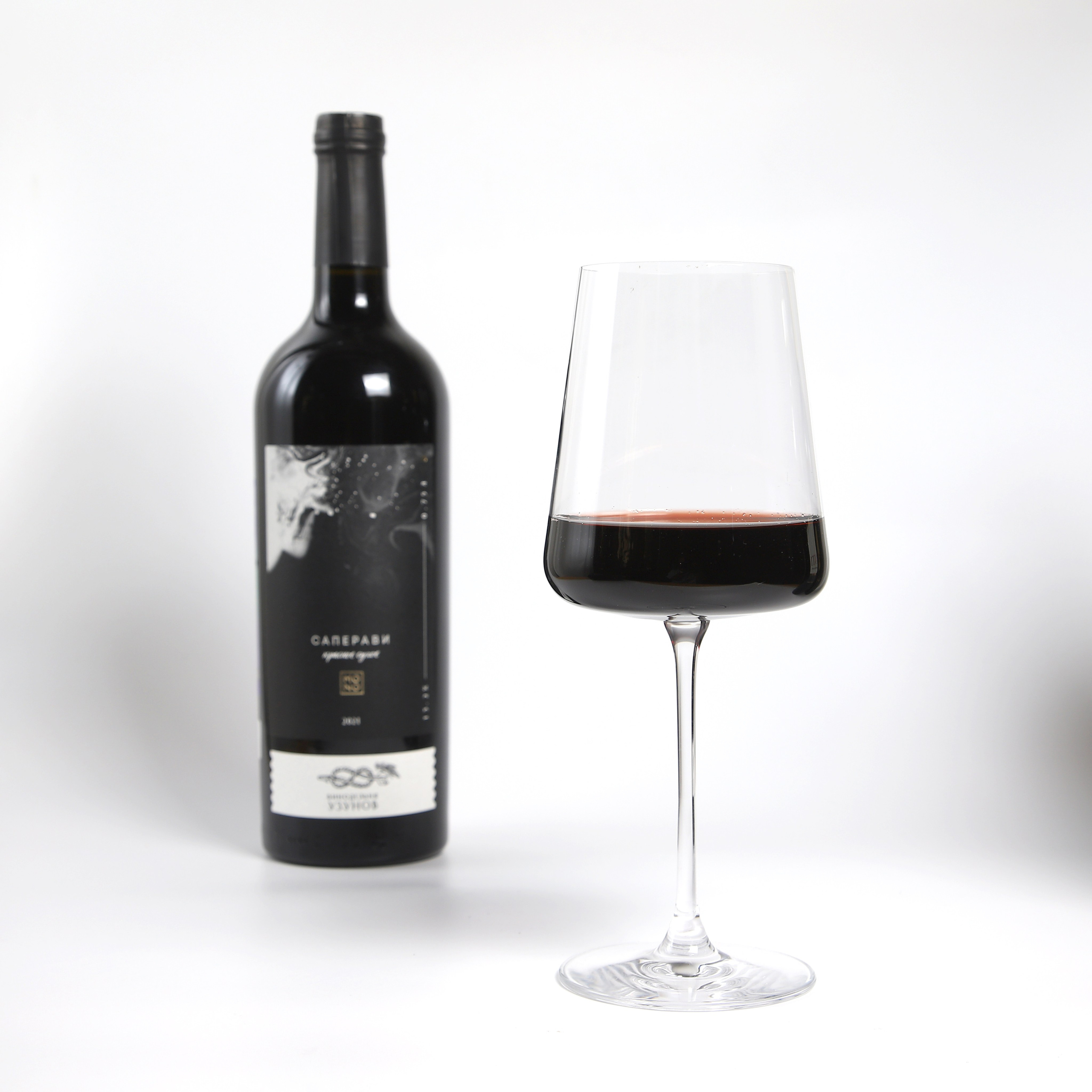 Фуд-фотография красного вина и бокала.