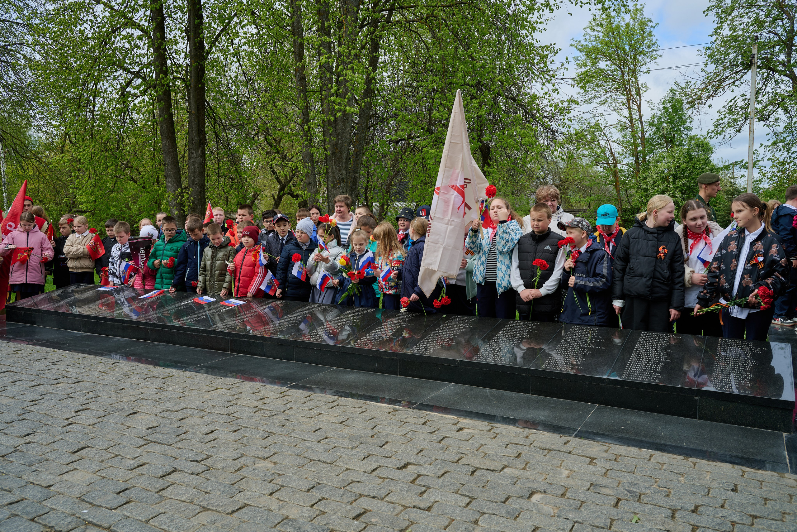 Памяти подвигу Кремлевских курсантов. Ярополец. Фотограф Роман Адлер