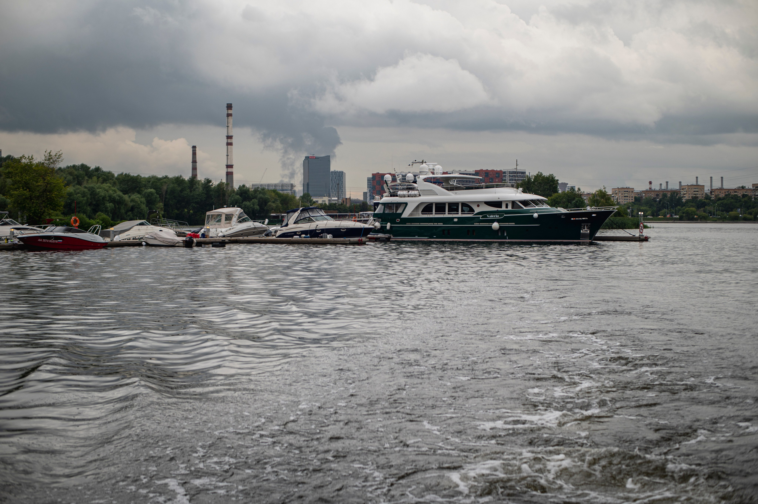 Москва-река. Лето. Яхта. Фотограф Роман Адлер