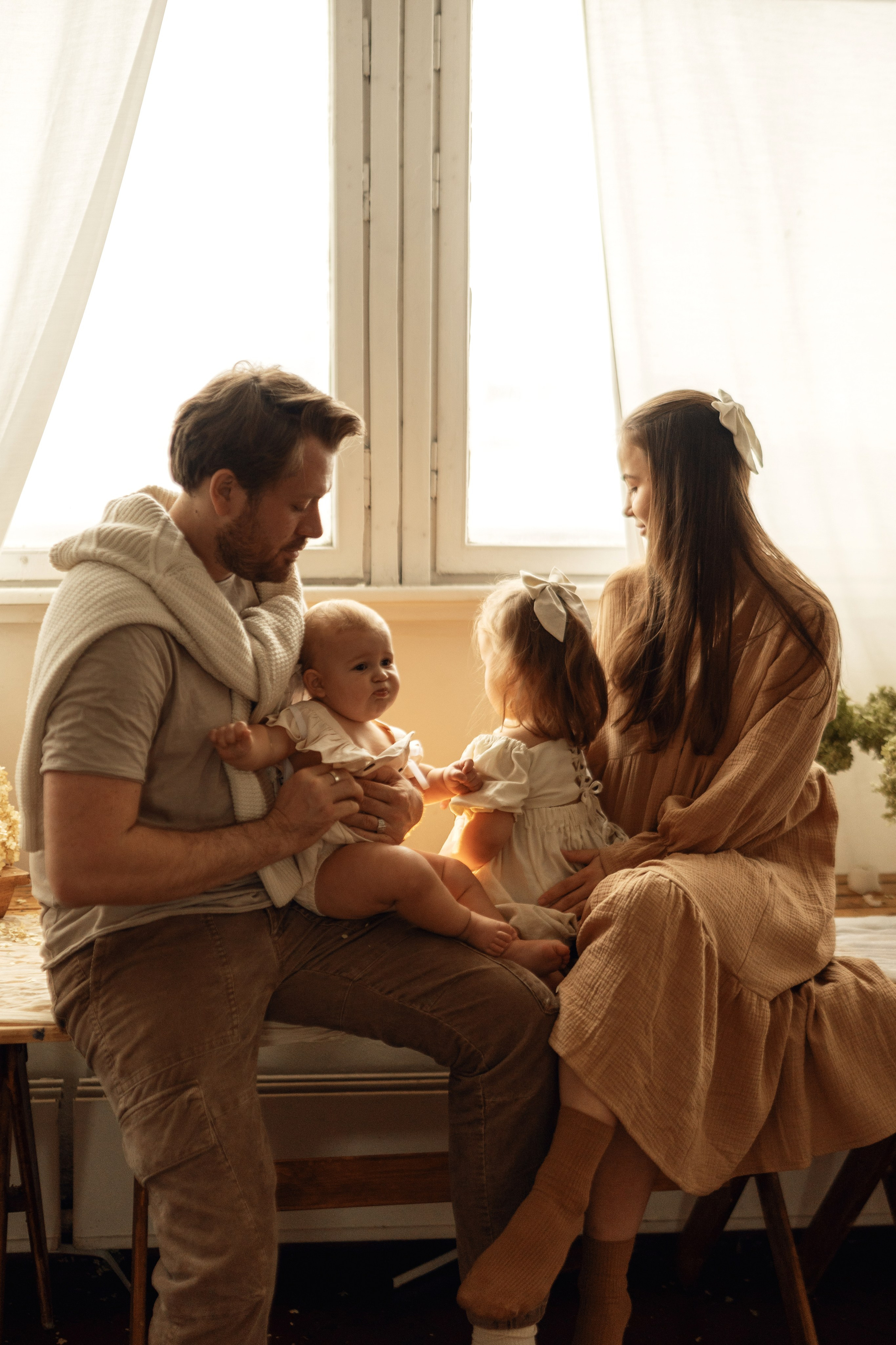 В мастерской художника. Семейный фотограф Москва. Фотограф беременности и материнства Москва