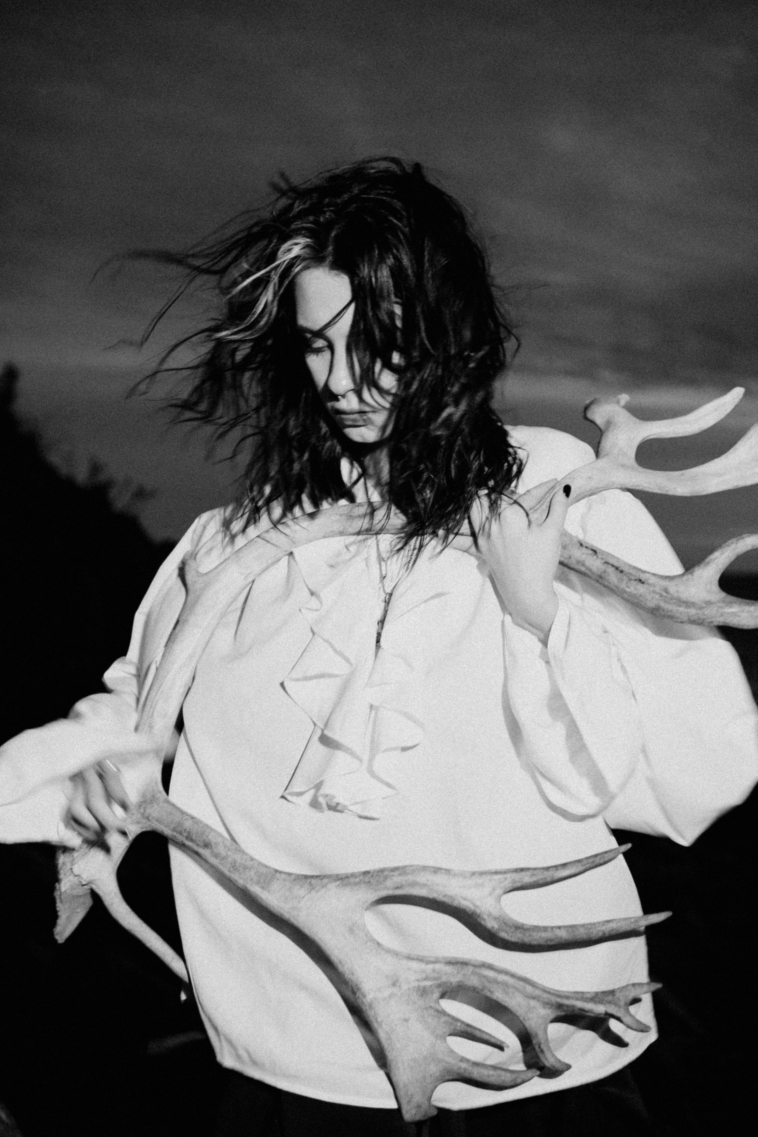 Съёмка у моря с оленьими рогами