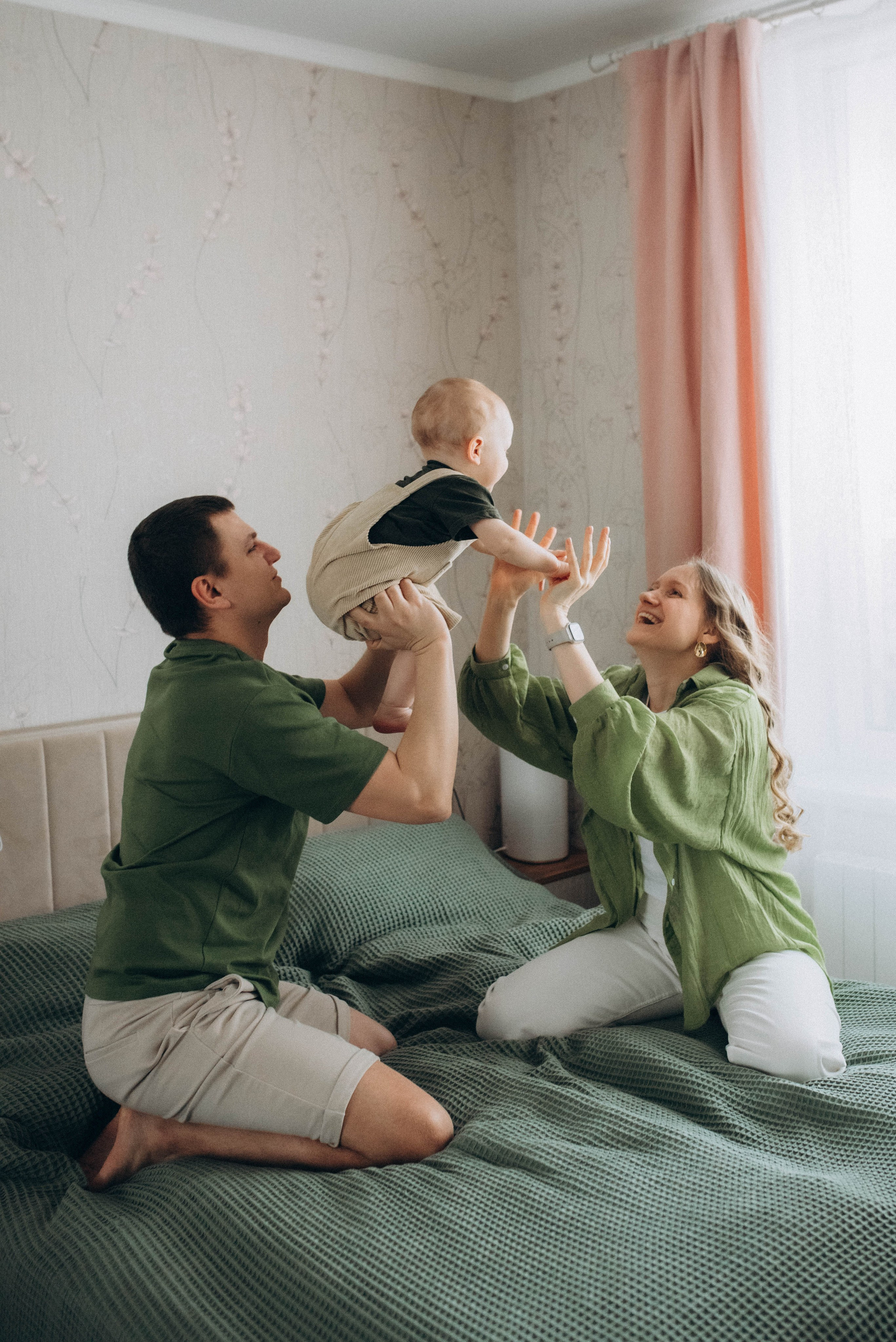 Семейная фотосессия ко дню рождения малыша. Семейный фотограф в Железнодорожном Масаева Елена