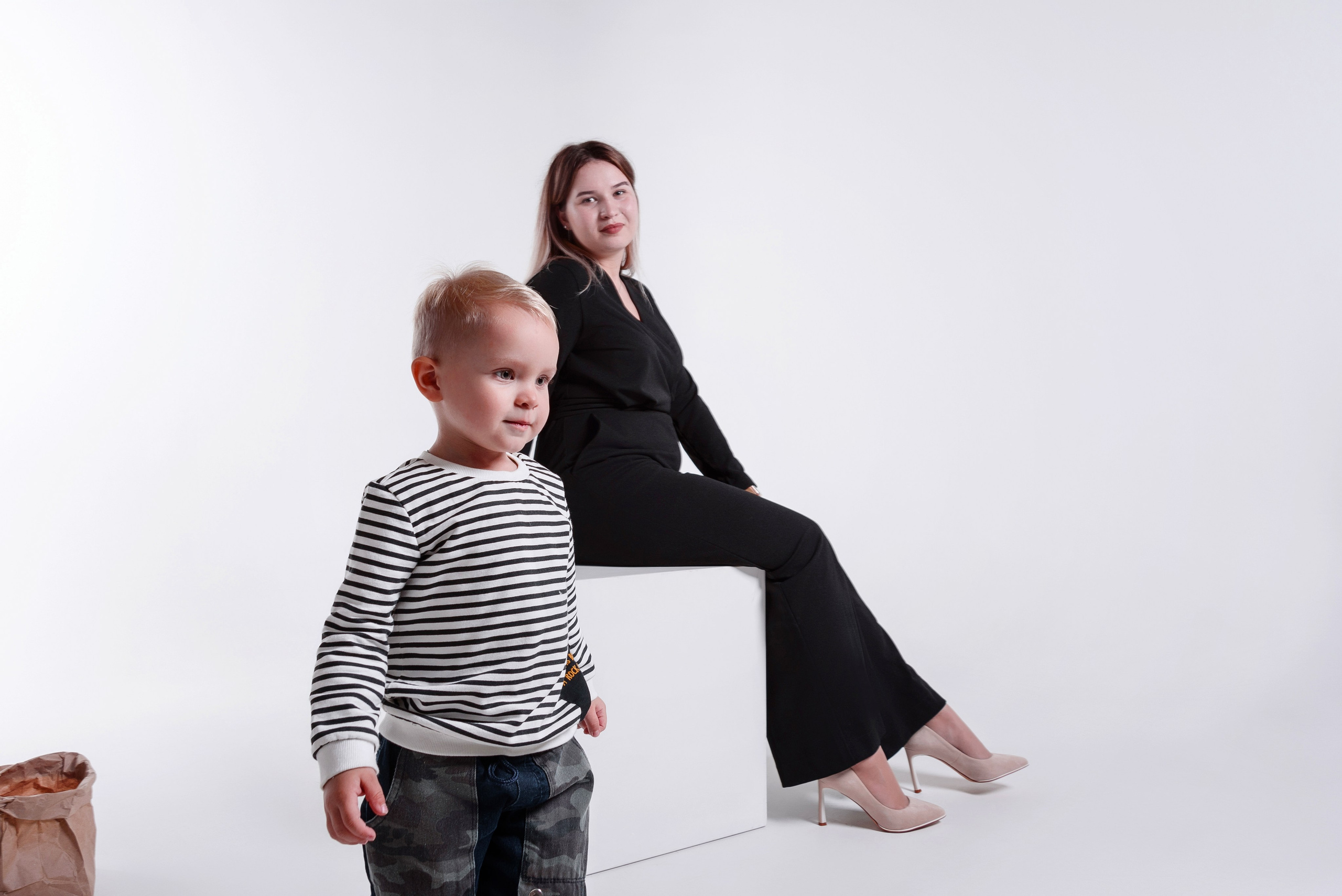 Мама с ребёнком. Студийная фотосессия на циклораме, на белом фоне. Сочи