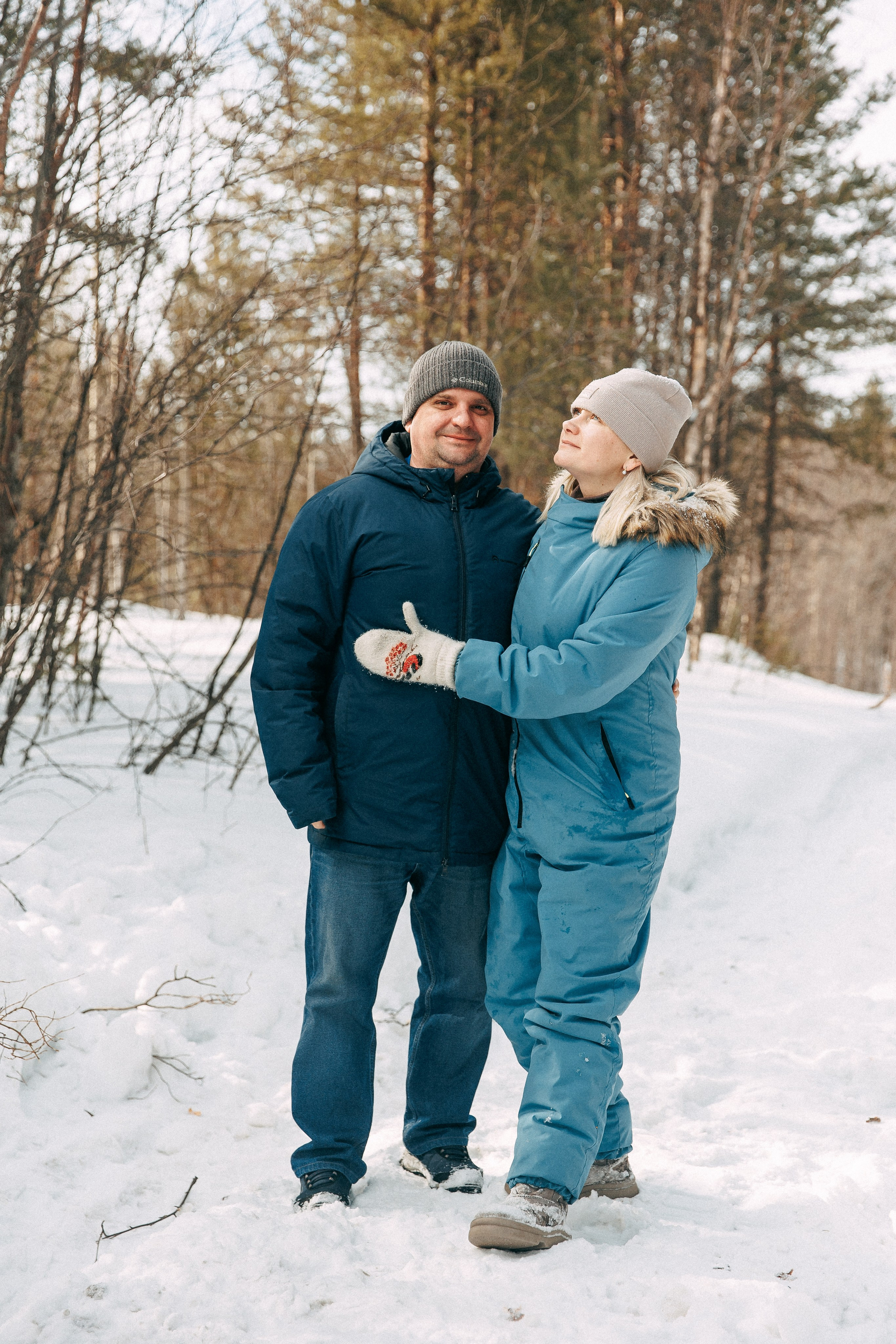 Зимняя фотосессия Анастасия и Евгений и их пёс по кличкеГранд. Артём Печерин фотограф в Оленегорске