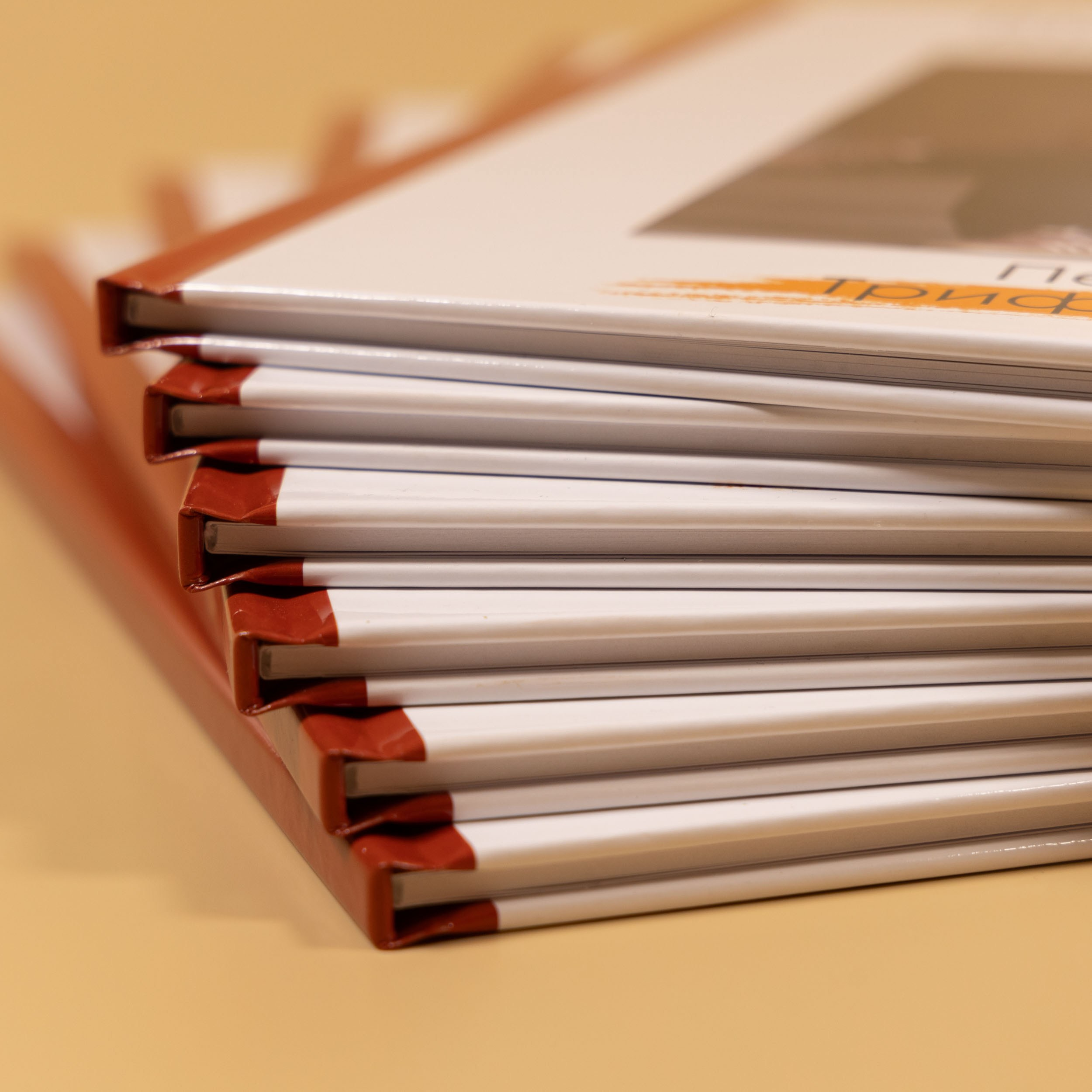 Торец выпускного альбома с бордовым корешком.