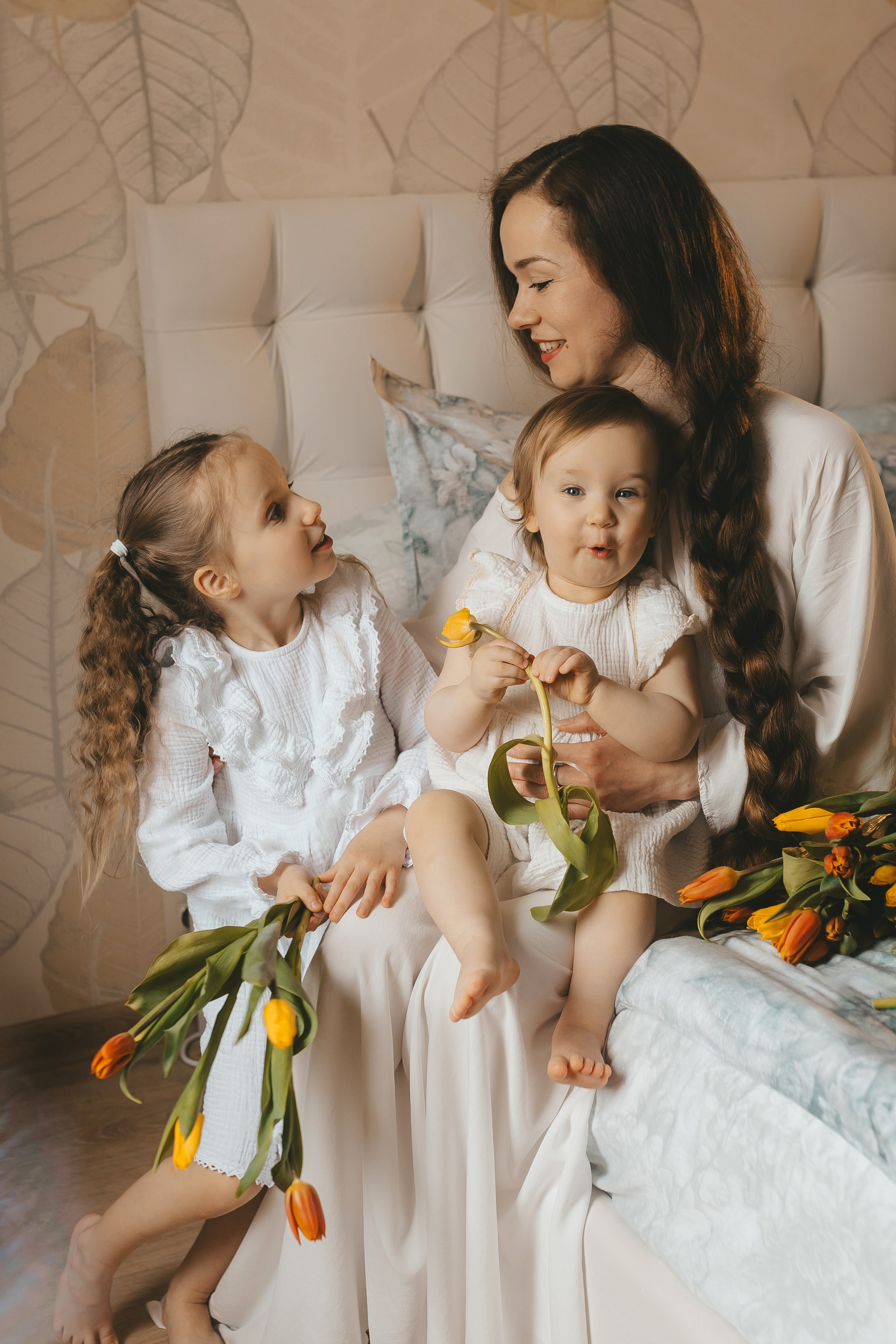 Весенняя домашняя семейная фотосессии мамы с дочками. Семейный и женский фотограф в Москве Надежда Воробьева