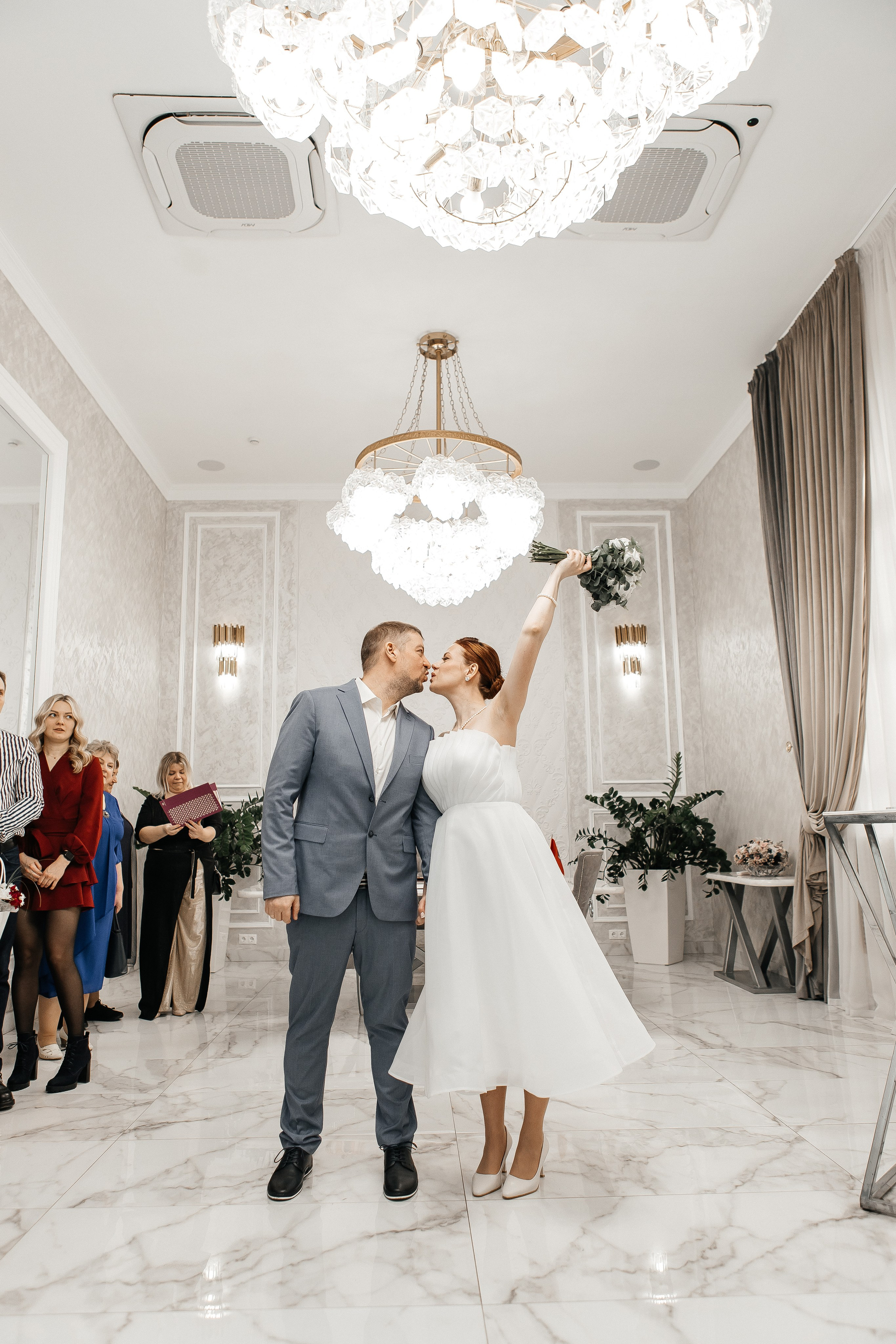 Серия свадебных фотографий: Кутузовский ЗАГС и фотопрогулка на фоне Москва-Сити. Свадебный фотограф в Москве