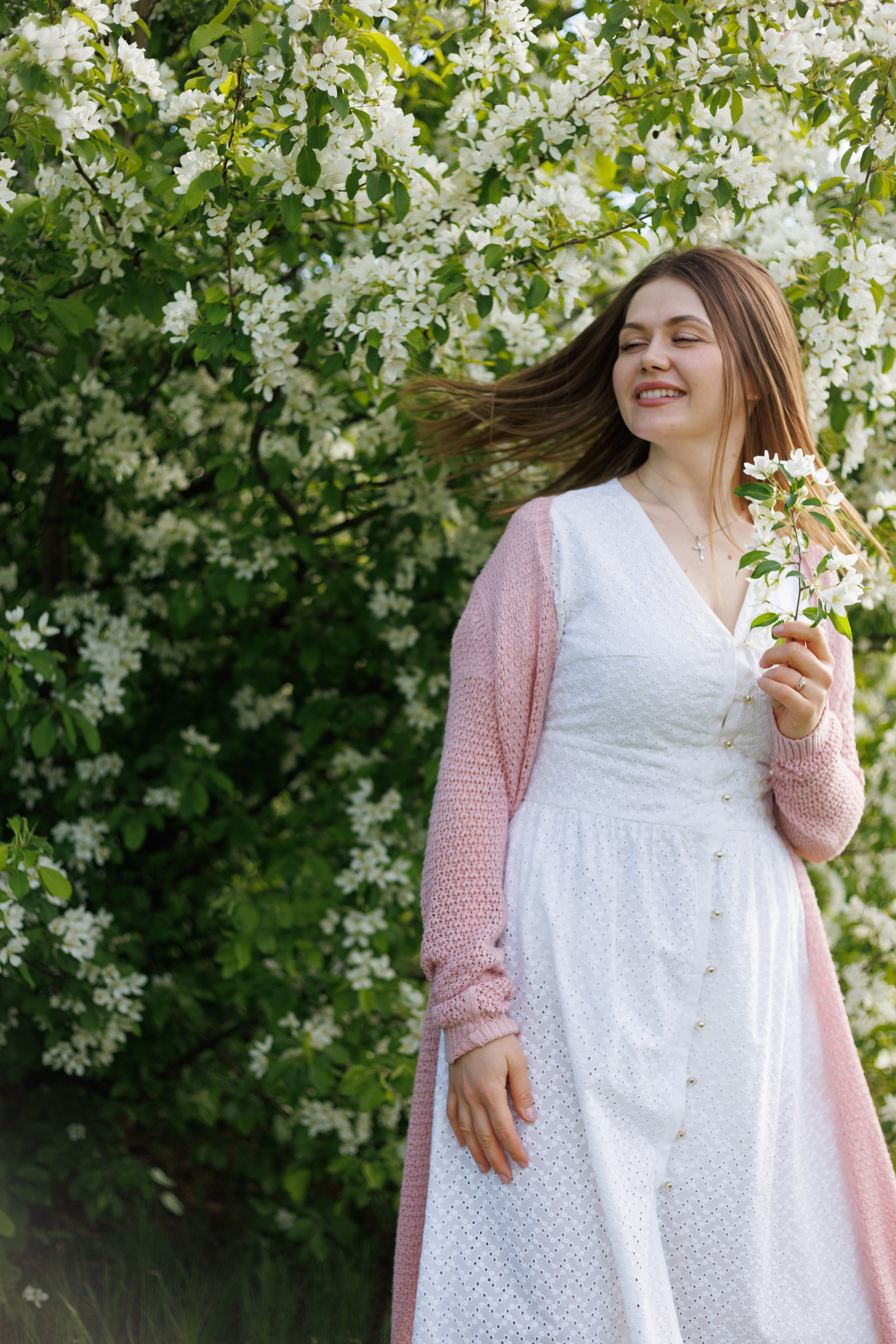 Фотосессия в цветущих яблонях. Семейный фотограф г. Тюмень