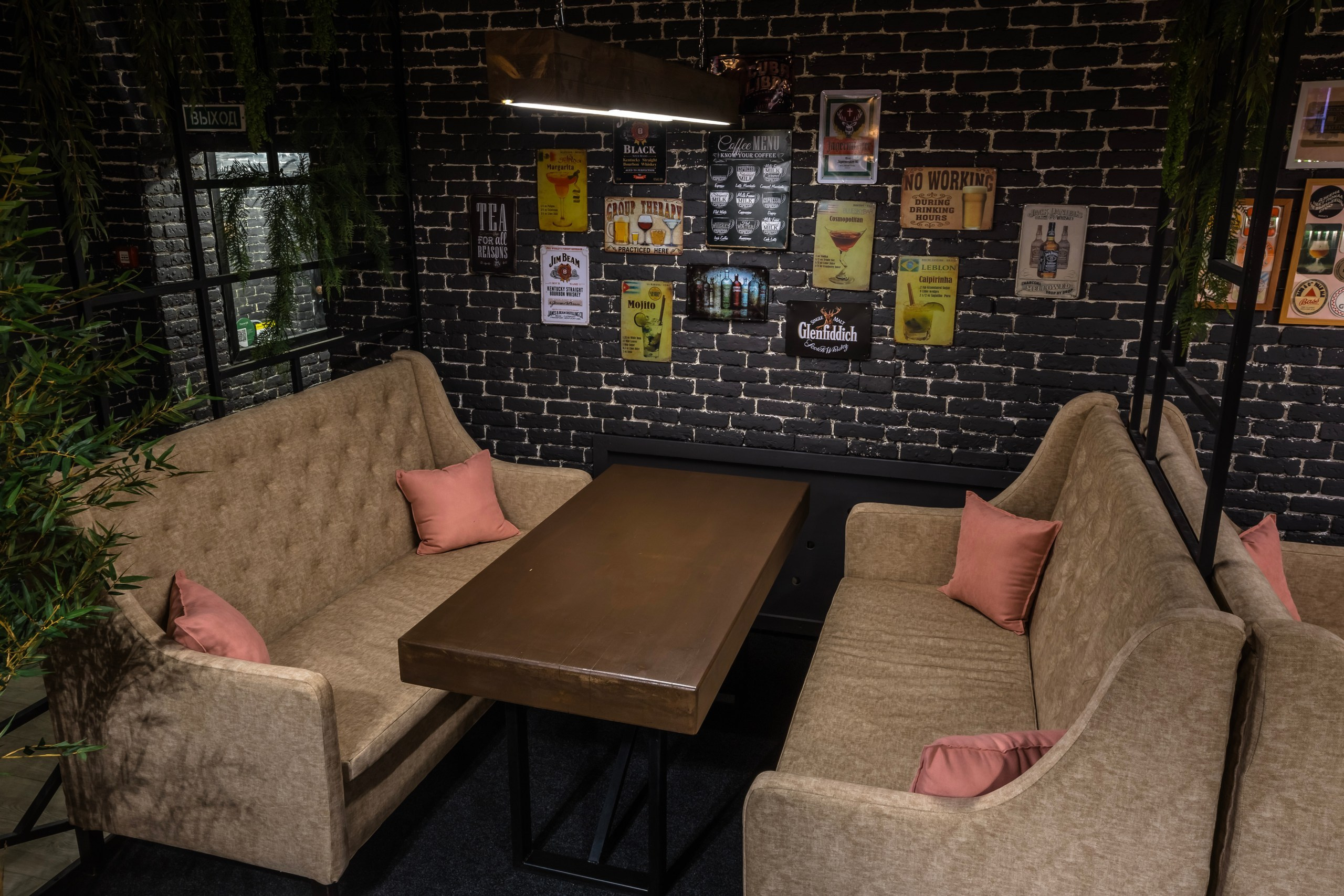 Интерьер. Нижний зал. ШОТНАЯ бар вдохновения в Магадане