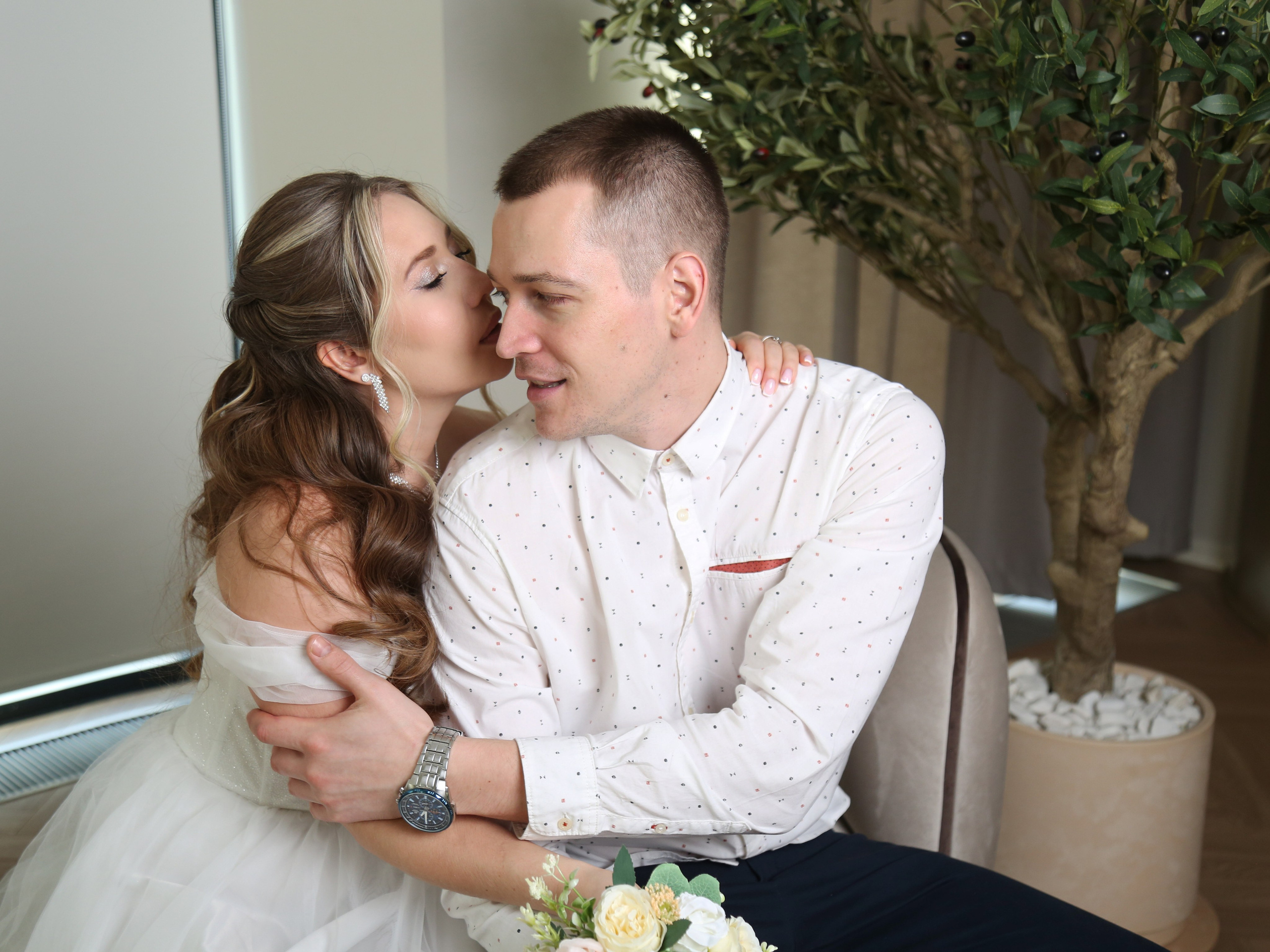 Свадебная фотосессия Динары и Романа в Шипиловском Загсе. Фотосессия в студии в Москве от профессионального фотографа услуги по доступным ценам