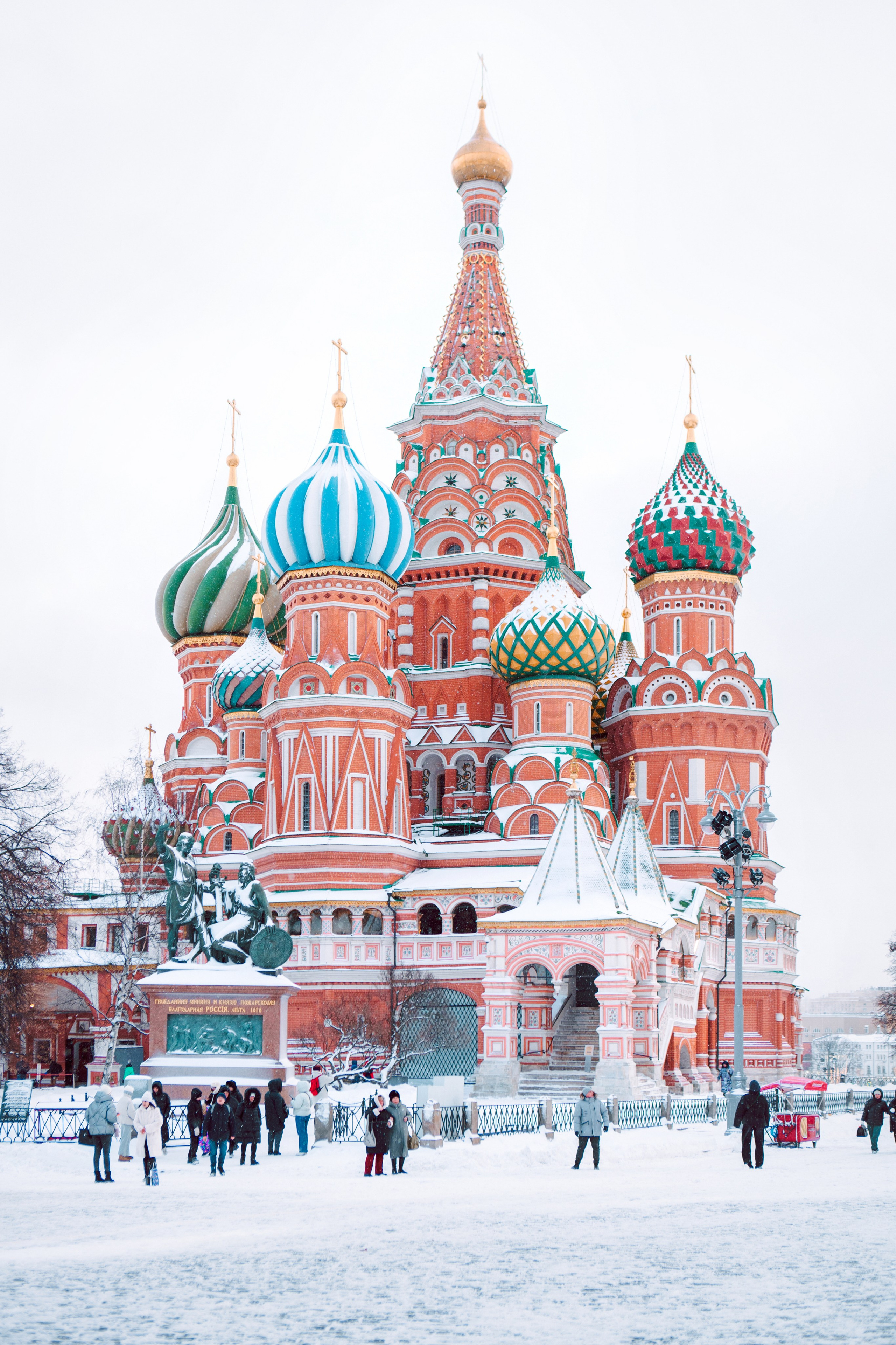 Храм Василия Блаженного на Красной площади зимой в Москве