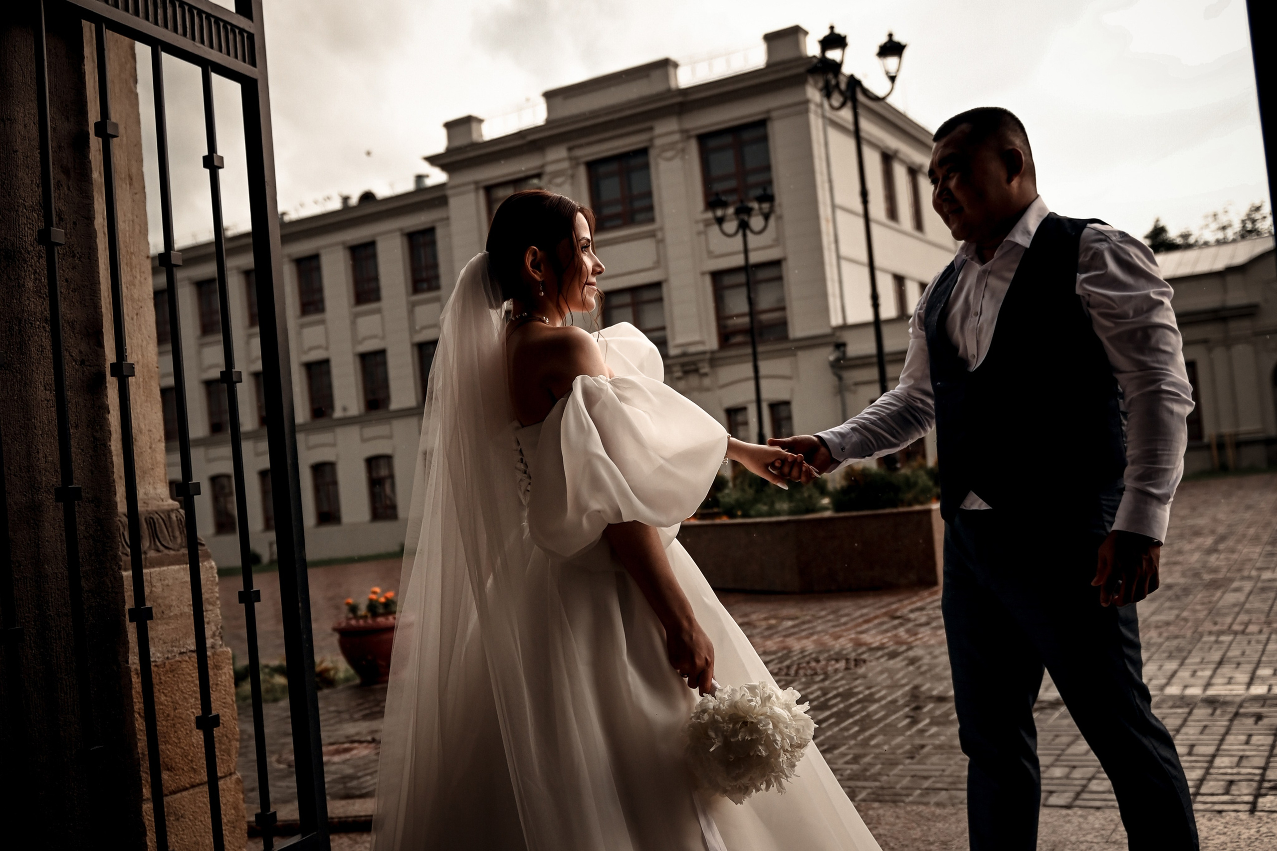 Небольшая свадебная серия в музее и прогулкой под дождем Эльмиры и Ризата. Свадебный, семейный, детский, контент фотограф в Омске Максим Ильин