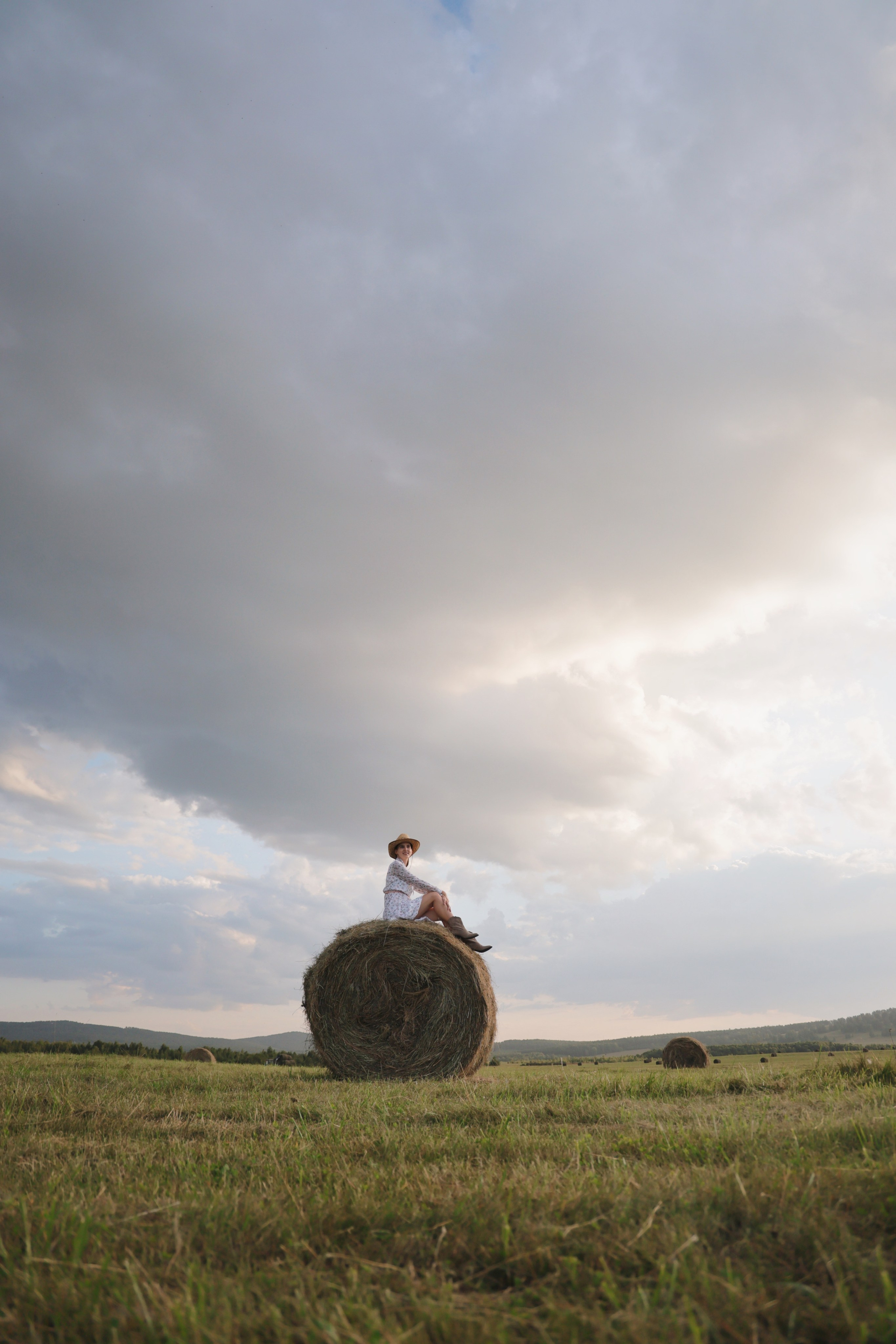 Три девицы на сене). Фотограф Марсель Батыршин