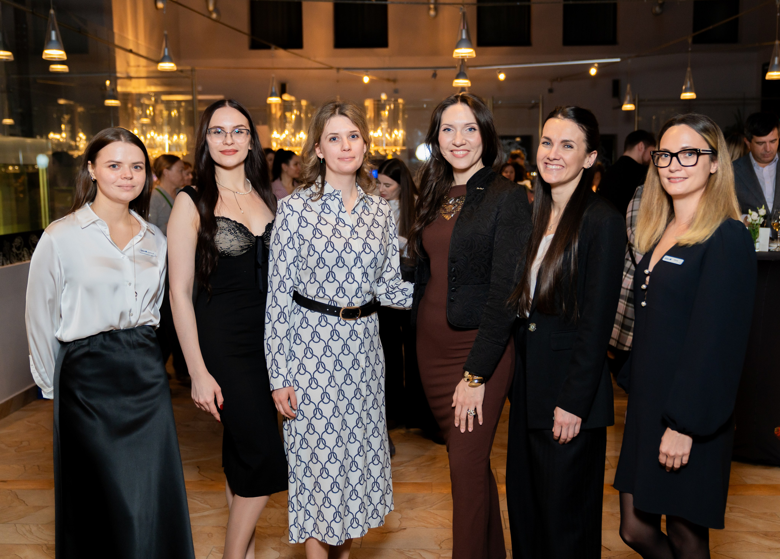 Групповое фото сотрудниц отеля Radisson Sonya на корпоративном вечере. Фотограф Евгений Мальцев, evrednix.ru.