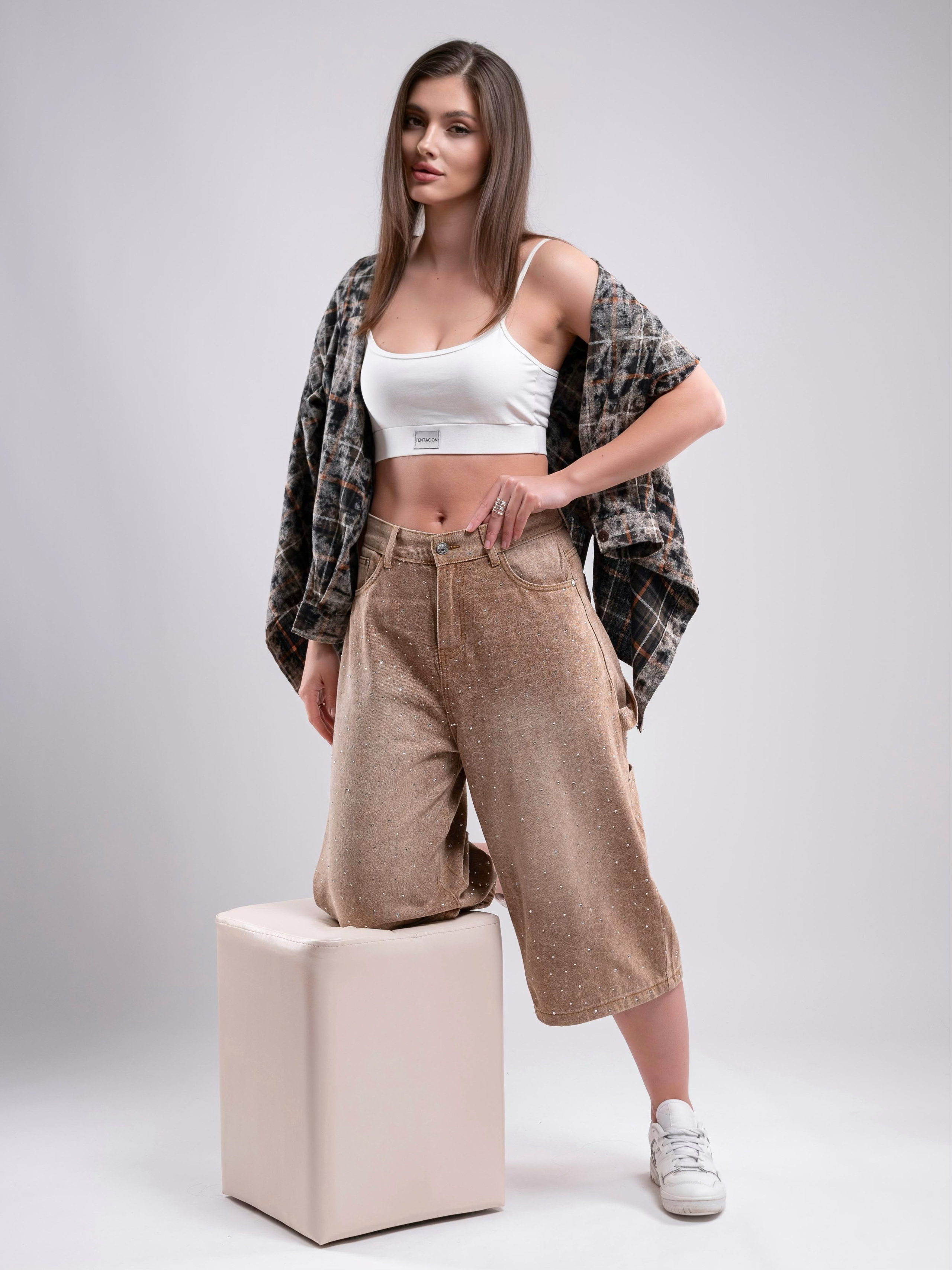 Джинсовые бриджи. Предметный фотограф, фото для маркетплейсов Пятигорск, КМВ