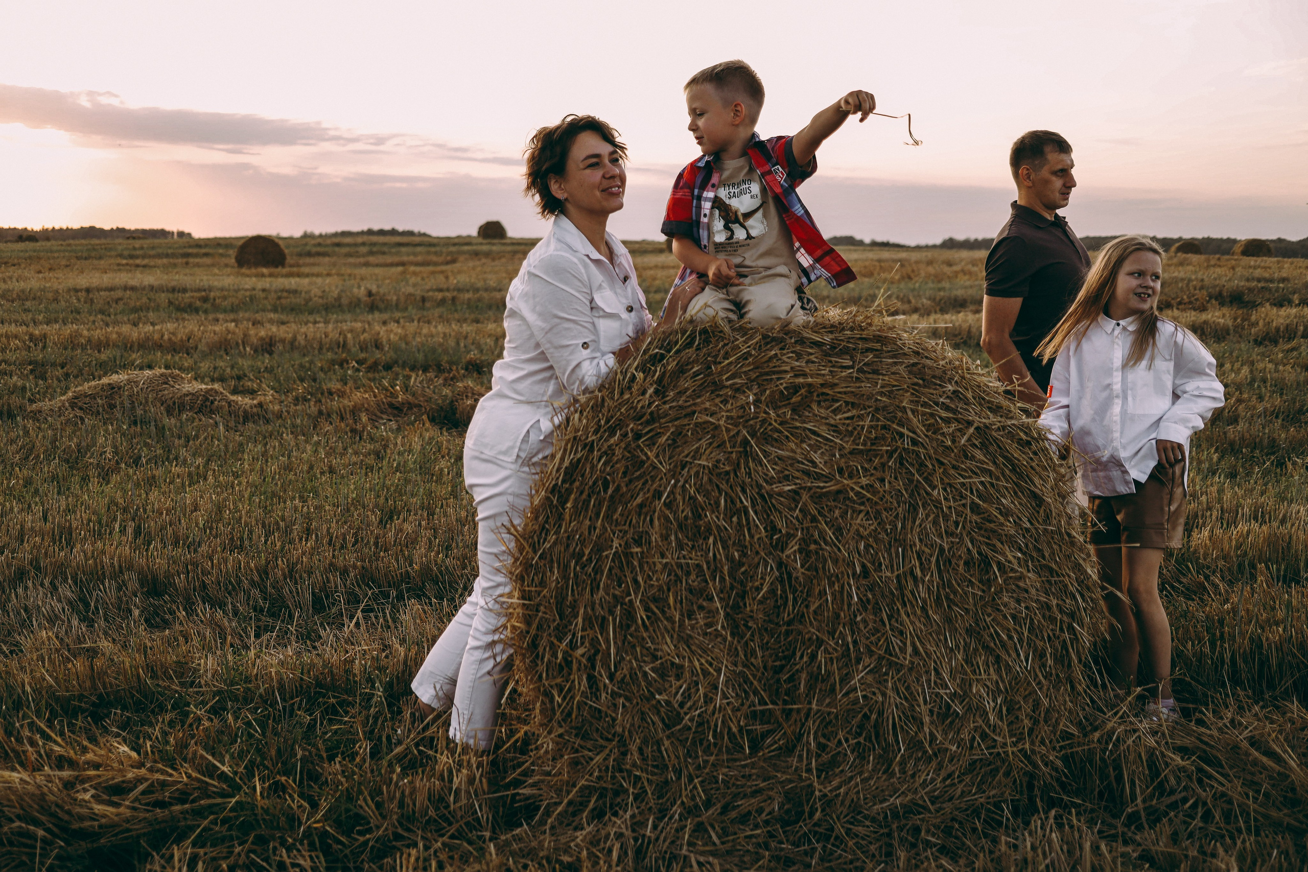 Семейная фотосессия в поле