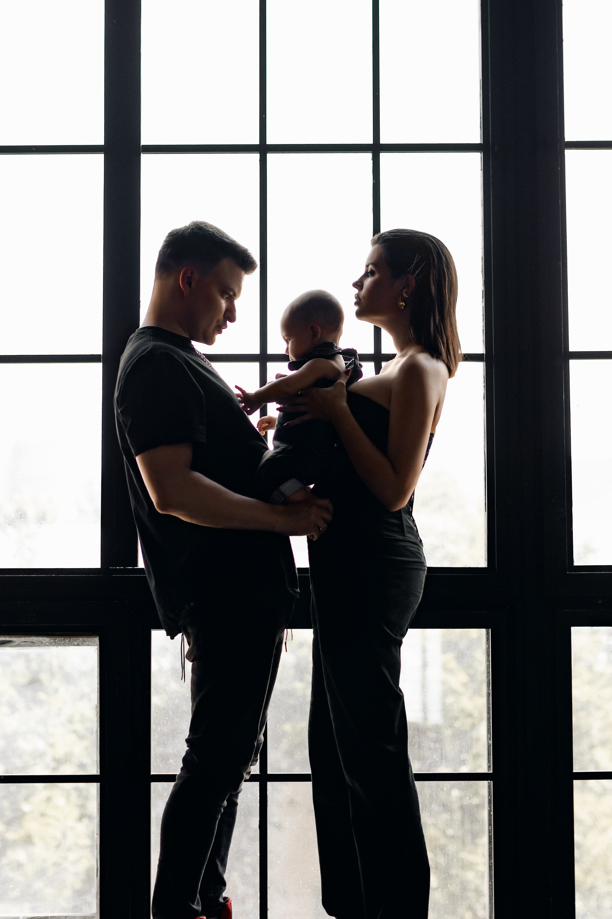 Мартину полгода. Семейная фотосессия в темной студии. Фотограф в Москве Ольга Сатони