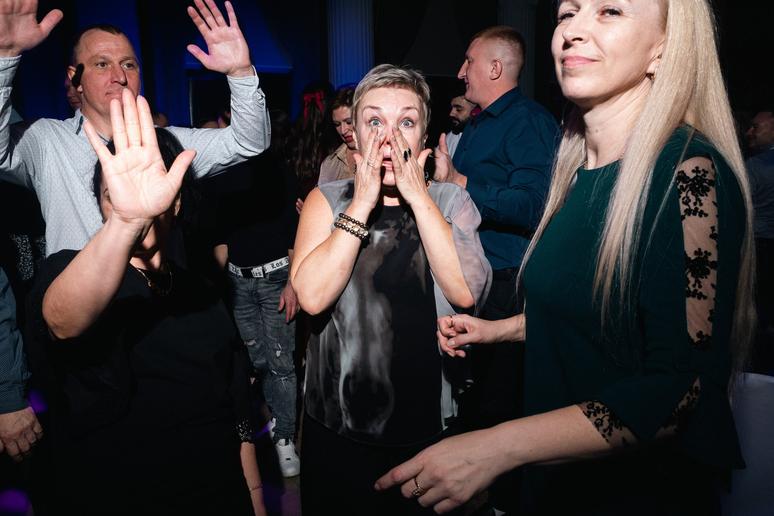 Фото с новогоднего корпоратива: фото в ресторане, фото танцев. Фотограф в Анапе Олег Зекерьяев