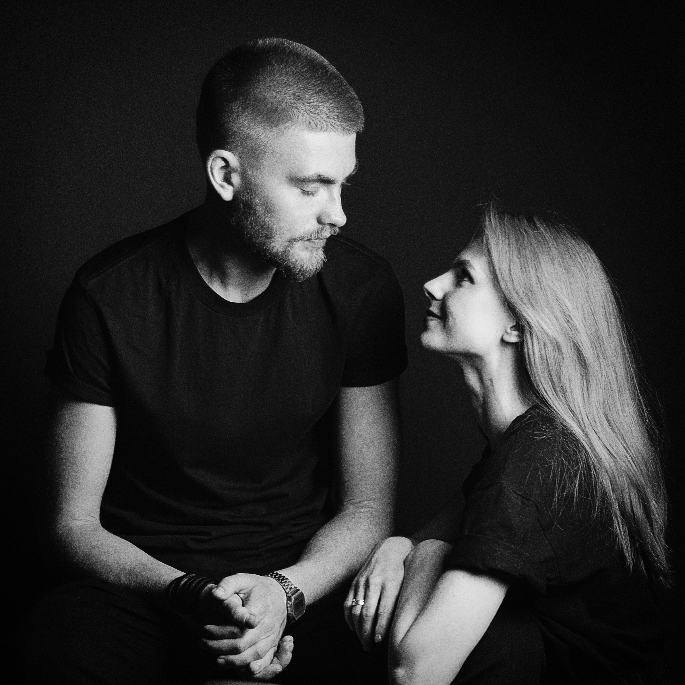 Красивая молодая семья в студии