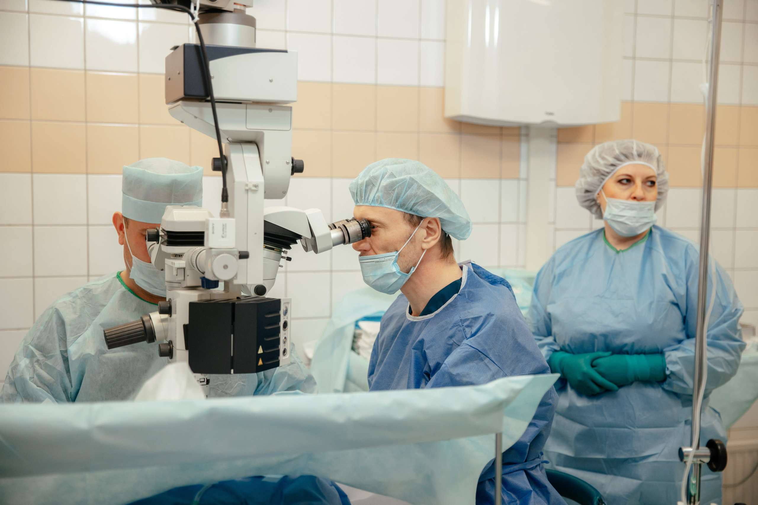 Современное медицинское оборудование в клинике, готовое к использованию для диагностики и лечения