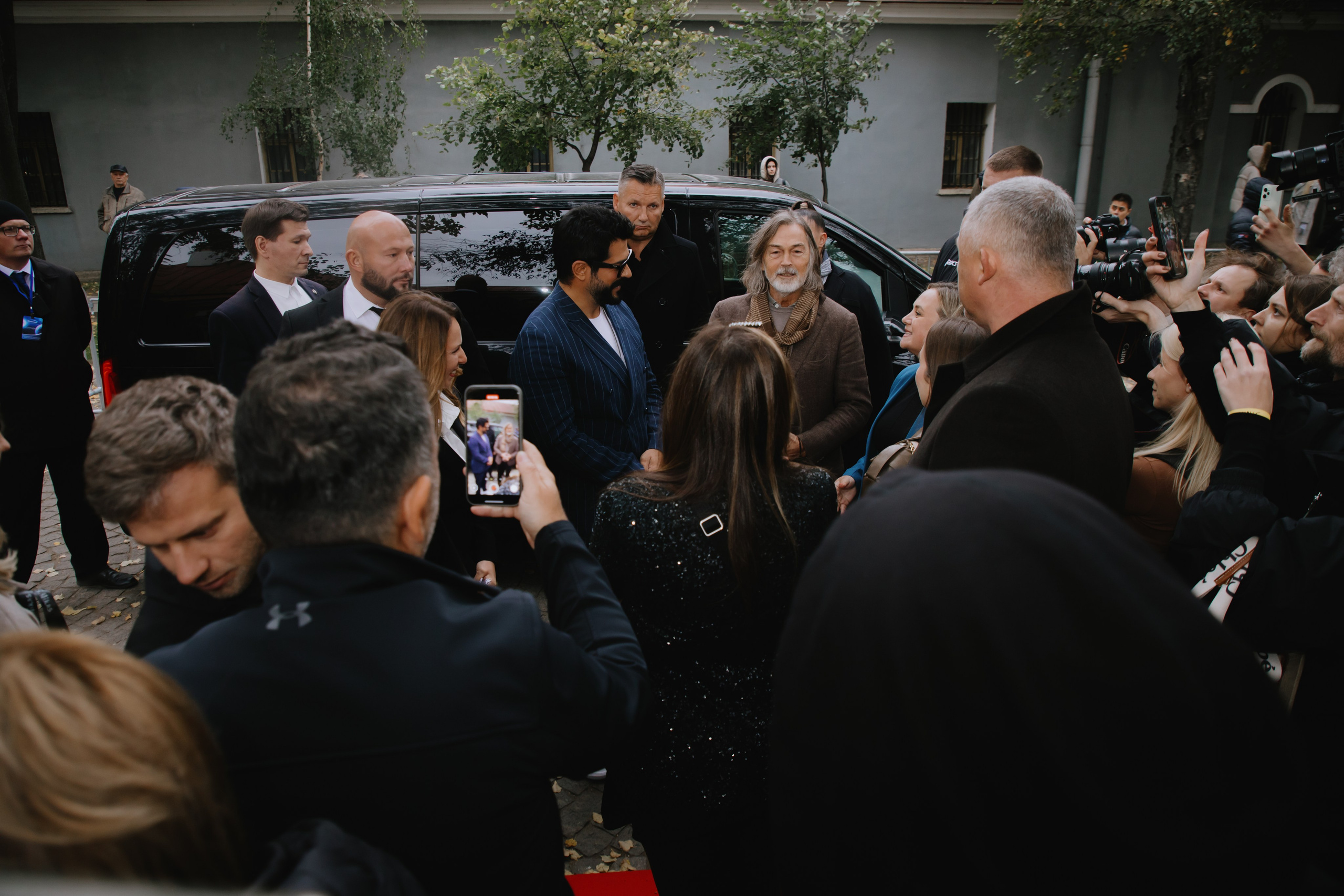 Бурак Озчивит посетил выставку Никаса Сафронова. Фотограф в Москве и Санкт-Петербурге Дарина