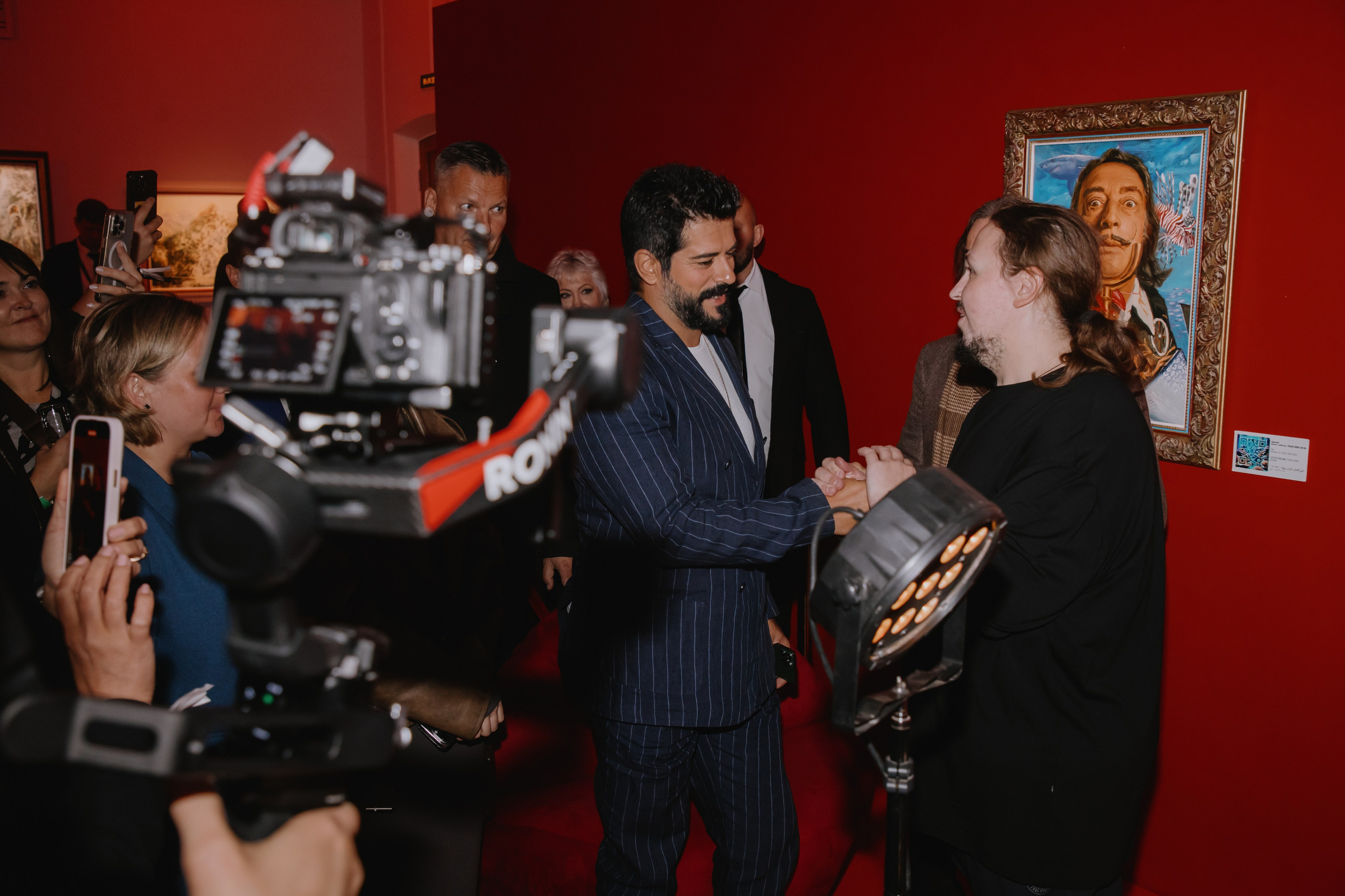 Бурак Озчивит посетил выставку Никаса Сафронова. Фотограф в Москве и Санкт-Петербурге Дарина