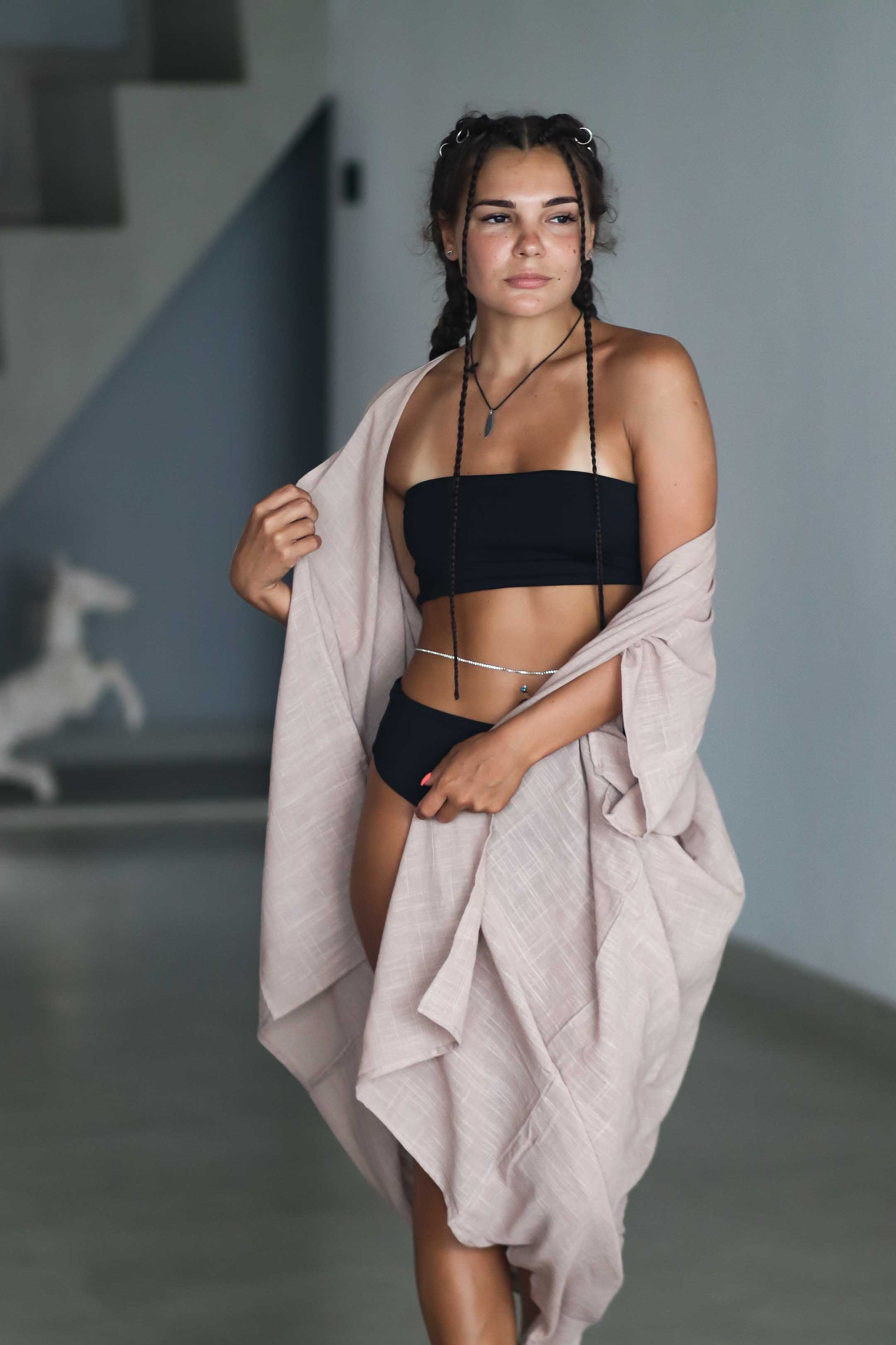 Коллекция купальников бикини. Фотограф на Шри-Ланке