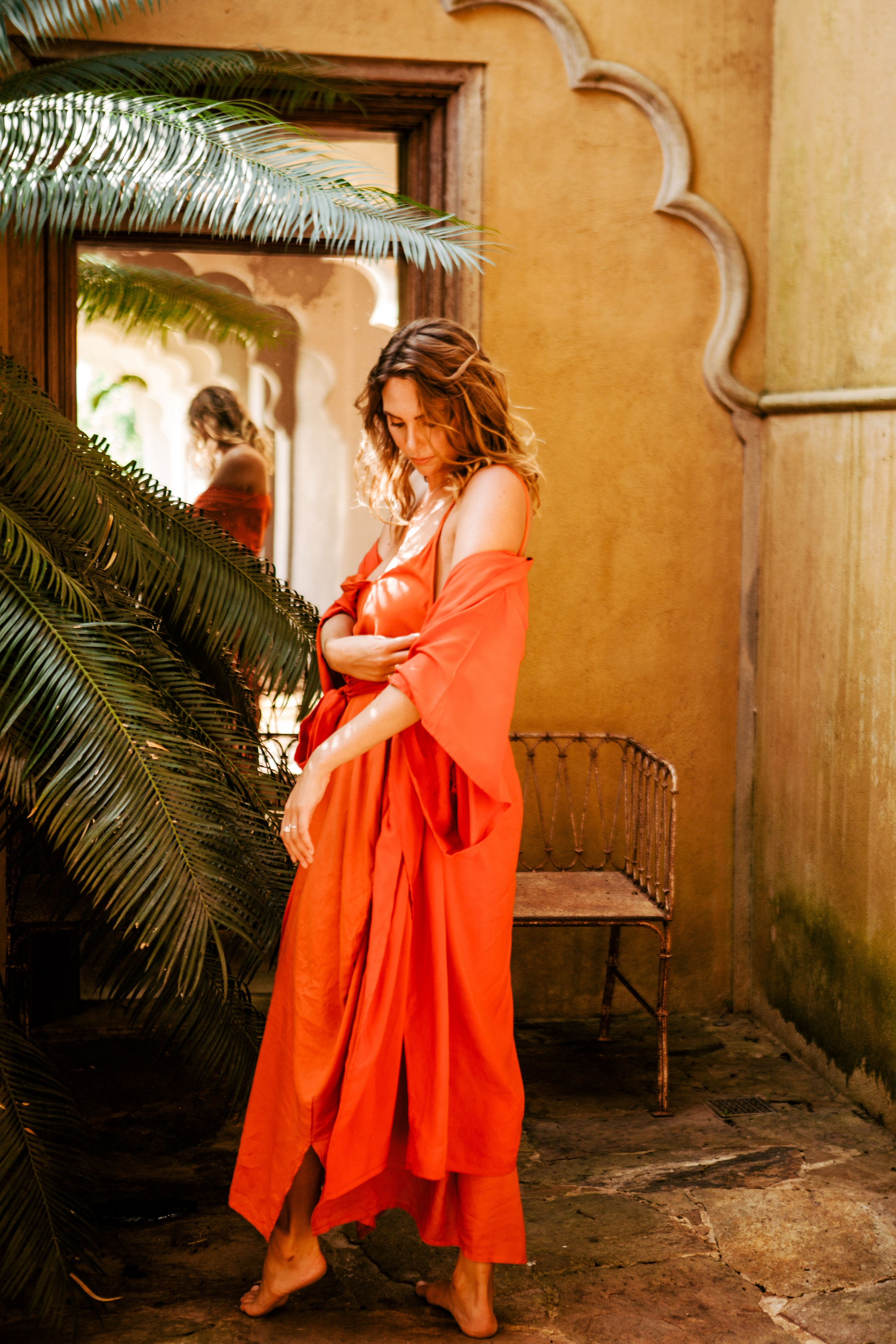 Девушка в красном платье в отеле Malabar Hill — Роскошная портретная съемка | Шри-Ланка. Фотограф на Шри-Ланке