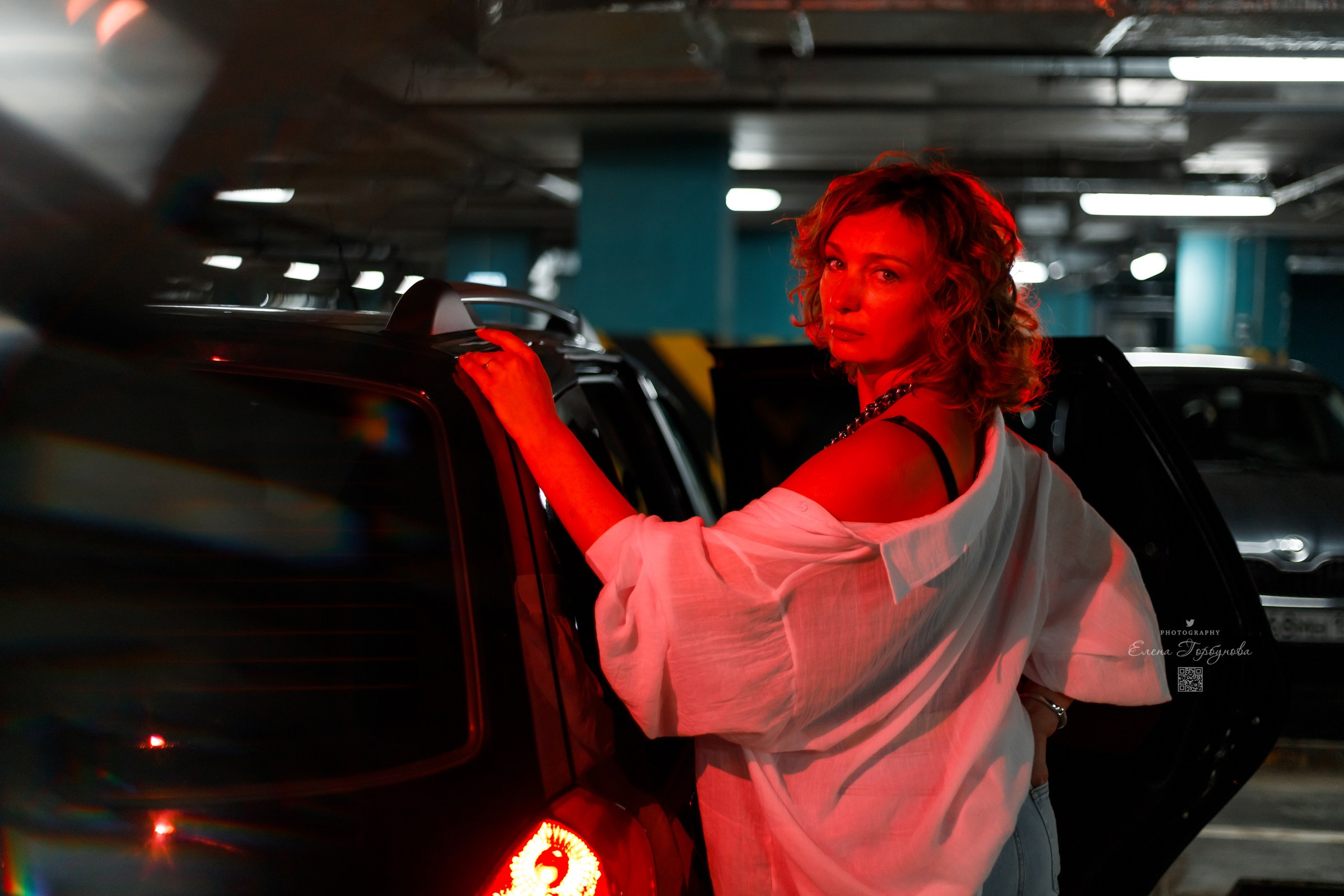 Красный свет. Татьяна. Июнь 2025. Фотограф Пермь. Свадьбы. Семья и дети, школа, д. сад. Фотокниги