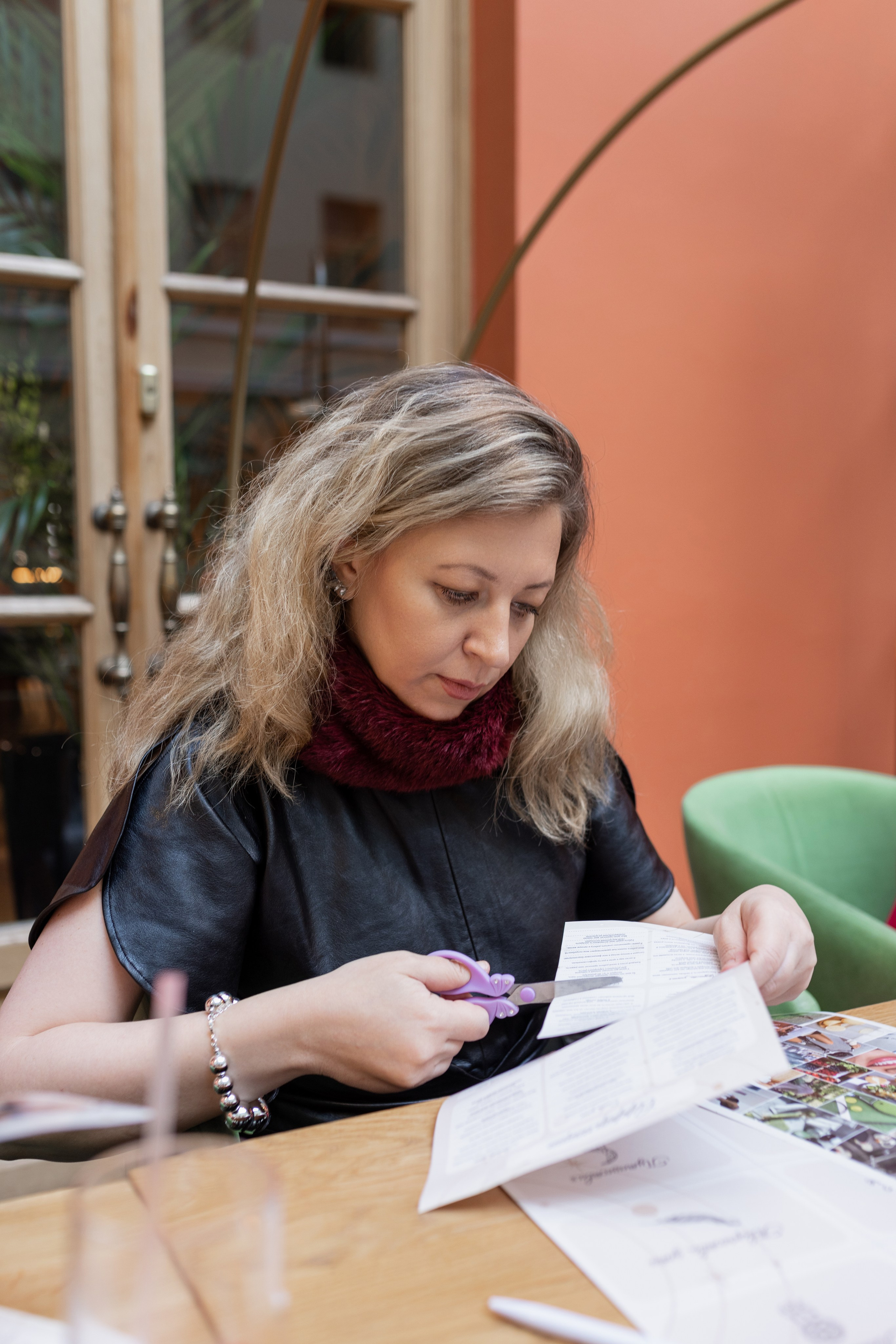 Девушка с ножницами в руках