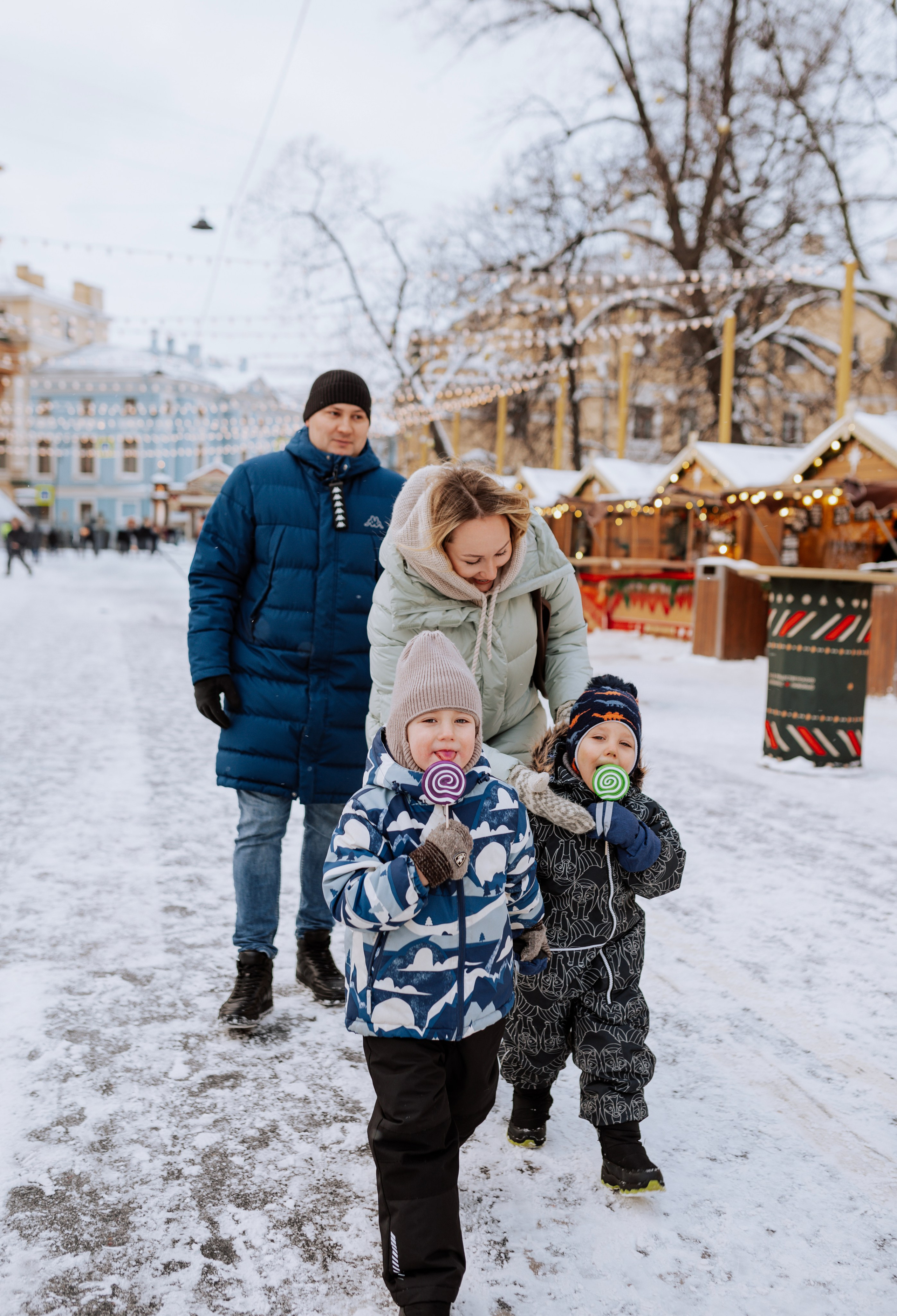 Семейная, Манежная площадь
